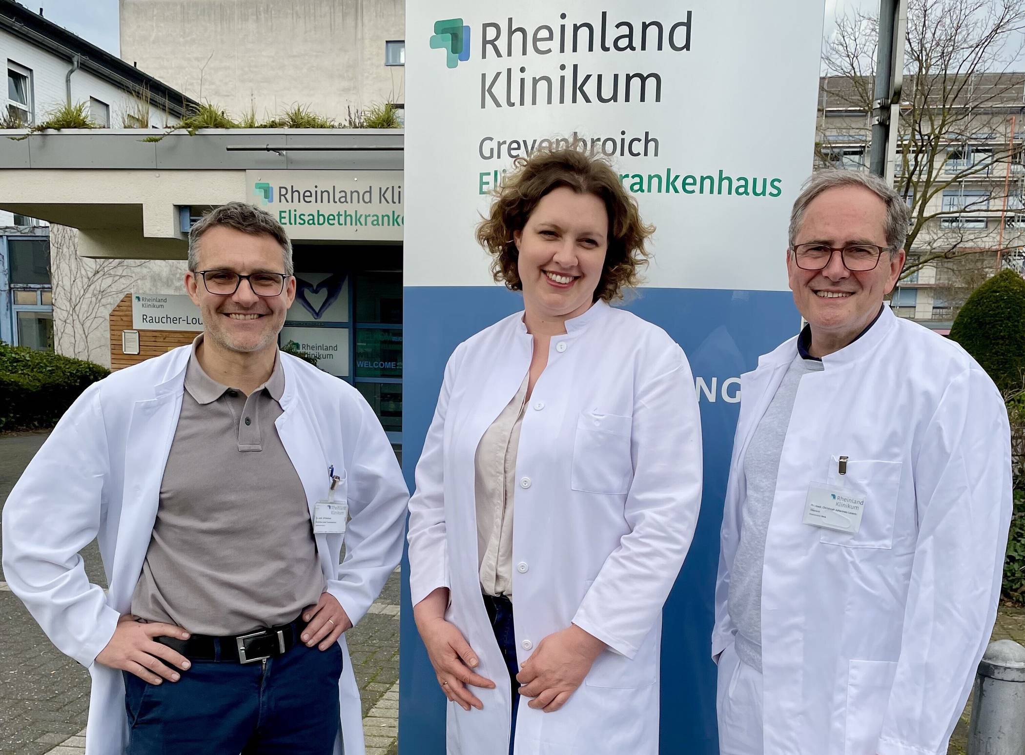  Dr. Ulf Reinhart (links), Leiter des standortübergreifenden Tumorzentrums im Rheinland Klinikum, Dr. Katharina Fischer und Dr. Christoph Losem.  