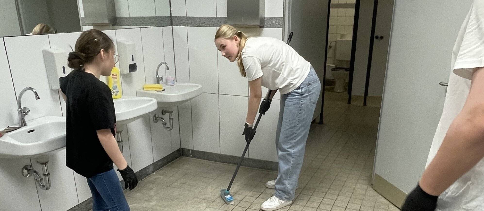 Im ersten Schritt wurde geputzt: Boden,