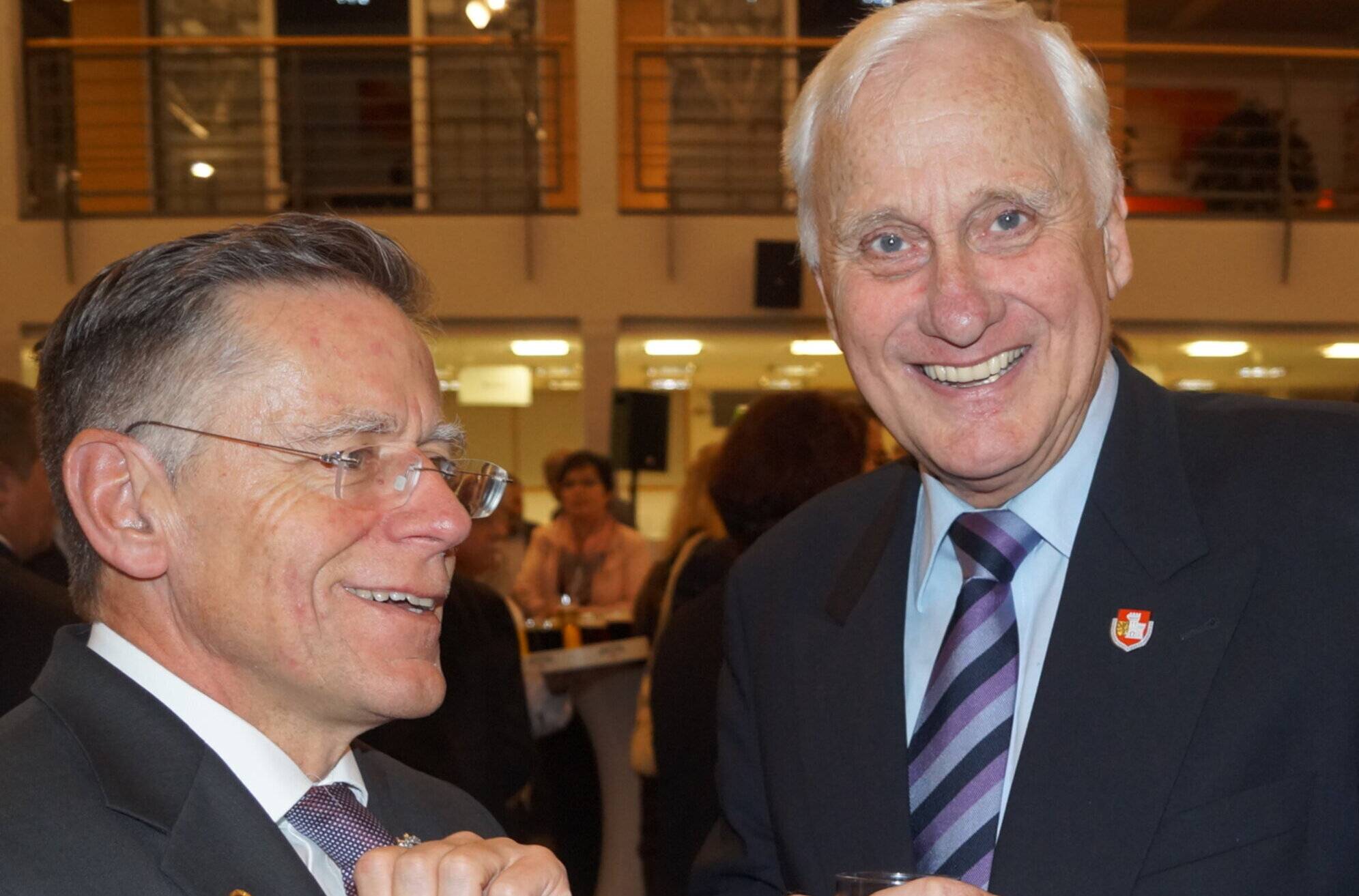 Werner Moritz (hier vor ein paar Jahren beim Grevenbroicher Neujahrsempfang zusammen mit Landrat Hans-Jürgen Petrauschke) war Gründer der Leichtathletikabteilung, die dieses Jahr ihr 50-jähriges Bestehen feiert. Mit seiner Hilfe wurde der Grundstein für die bekannten Laufveranstaltungen gelegt, darunter der beliebte „Crosslauf“ in Neukirchen und der auch überregional bekannte „City-Lauf“ in der nahen Grevenbroicher Innenstadt. Im Herbst wird es in einem feierlichen Rahmen die Jubilar-Ehrung geben, bei der nicht zuletzt  Werner Moritz im Mittelpunkt stehen soll.  Foto: -gpm.