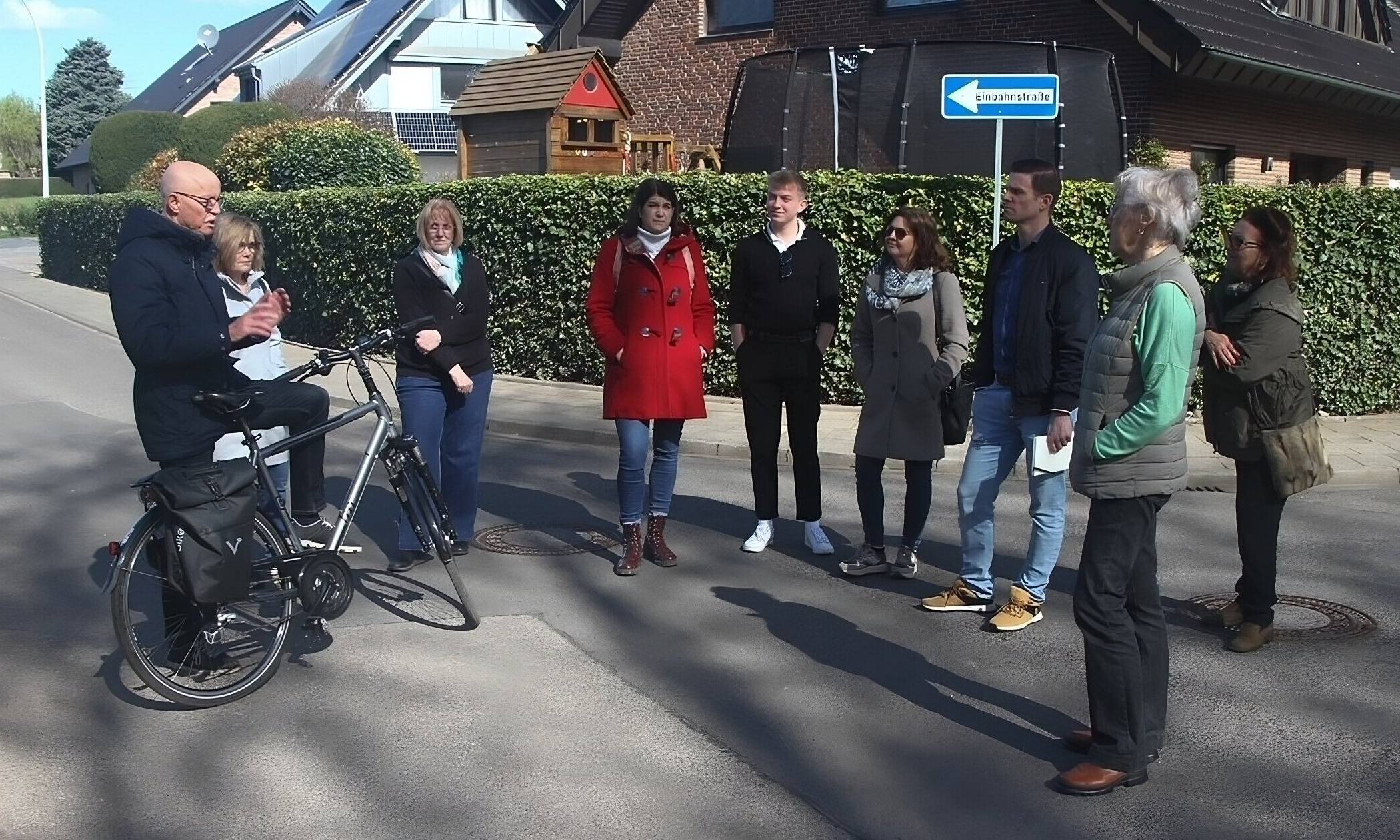 Der CDU-Ortsverband Jüchen-Garzweiler machte sich vor Ort ein Bild von aktuellen Themen und Anliegen der Bürger. 