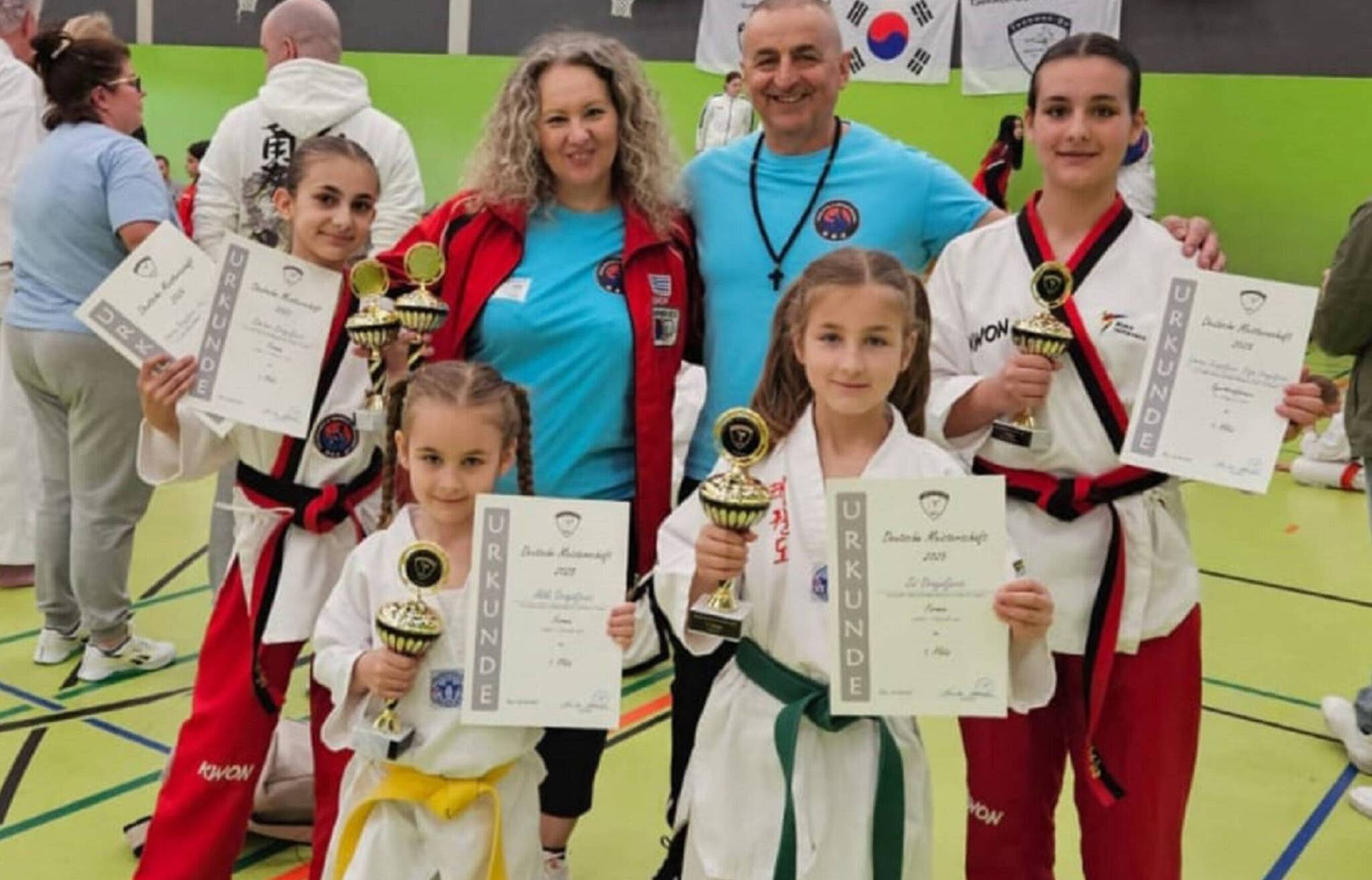 Die vier Kämpferinnen holten viermal den 1. Platz beim Landes-Kampfsportturnier in der Disziplin Taekwondo.