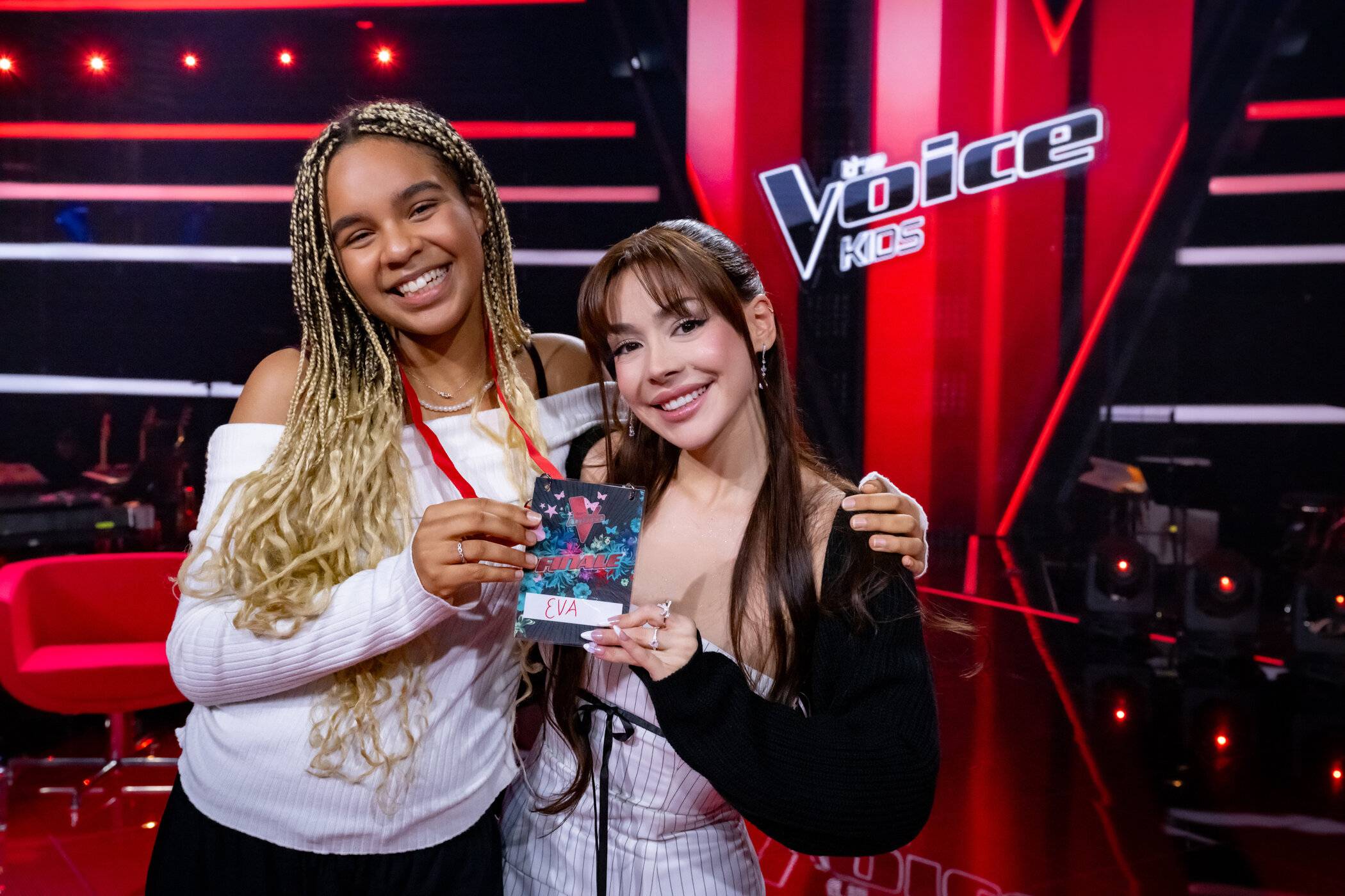  Coach Ayliva (rechts) überreichte Eva das erste Finalticket ihres Teams. 