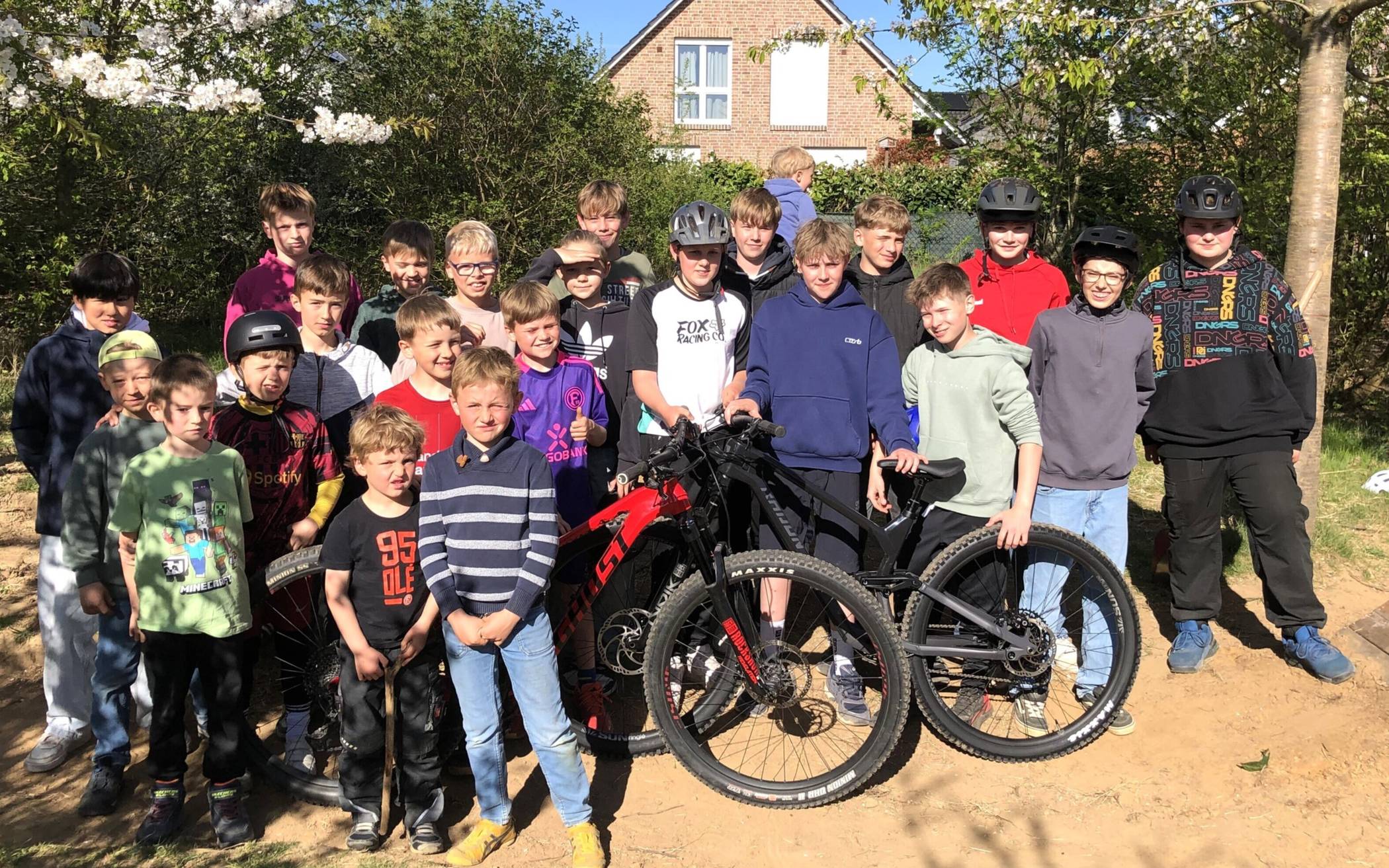  Auf dem „wilden“ Mountainbiker-Platz in Kapellen: Diese Kids haben Eigeninitiative und Zuverlässigkeit unter Beweis gestellt.  
