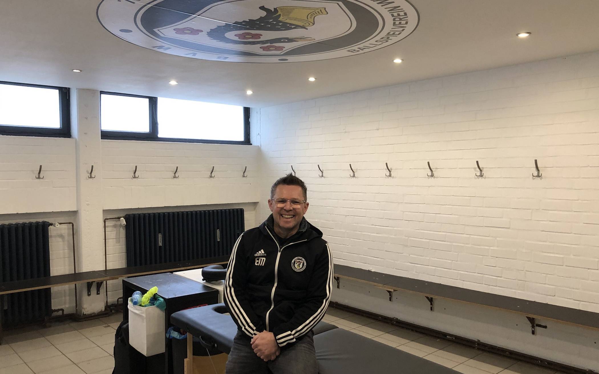 Der Chef des BVW in der Umkleide der Heim-Mannschaft. Wenn zwei Teams nacheinander spielen wird es hier eng.
