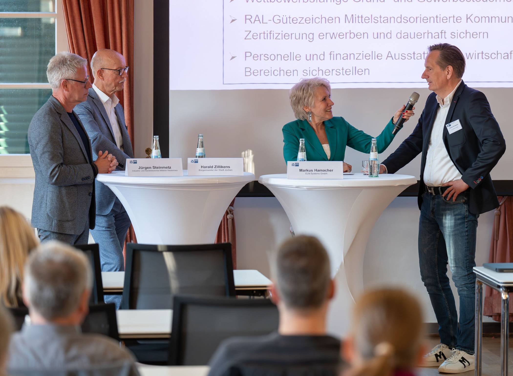 Wie sollte sich der Wirtschaftsstandort entwickeln? Über diese Frage diskutierten IHK-Hauptgeschäftsführer Jürgen Steinmetz (l.), Bürgermeister Harald Zillikens (2. v. l.) und Markus Hamacher, Geschäftsführer der ELN Systems GmbH. Die Moderation übernahm Beate Kowollik.  