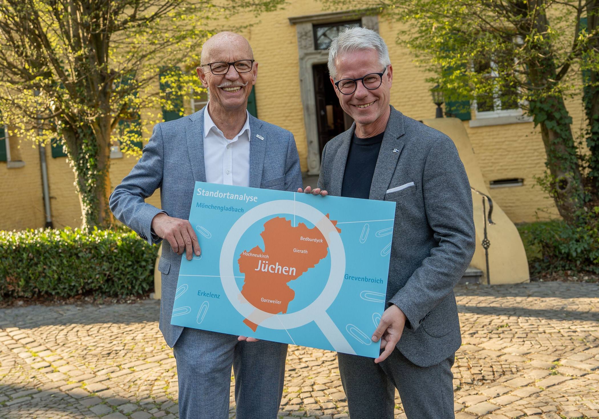  Harald Zillikens (l.), Bürgermeister der Stadt Jüchen, und IHK-Hauptgeschäftsführer Jürgen Steinmetz diskutierten die Ergebnisse der Standortanalyse mit Unternehmerinnen und Unternehmern. 