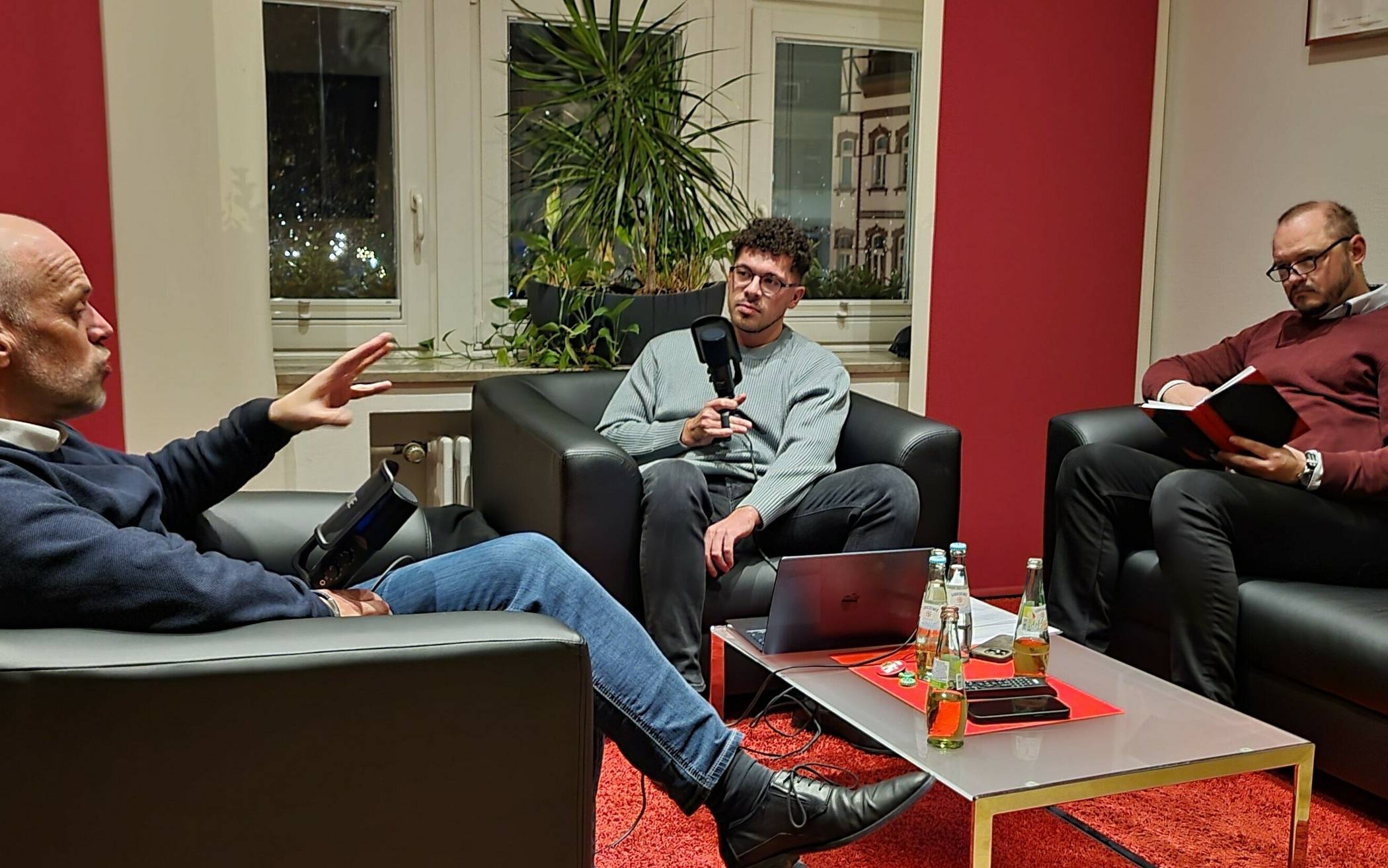  Das Kernteam hinter „Schützenstolz“ bilden Cedric Engel und Vorstandsmitglied Peter Theo Schäfer, hier zu Gast in der Ledergarnitur von Bürgermeister Klaus Krützen. 