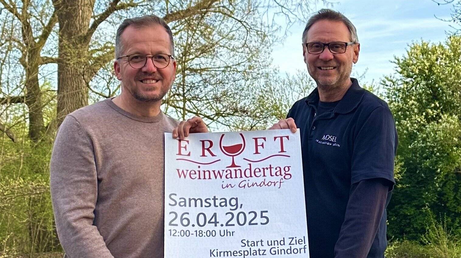  Das Bild zeigt Gindorfs Brudermeister Jürgen Moll (links) mit Hubert Odenthal, Hauptorganisator des Erft-Wandertages. 