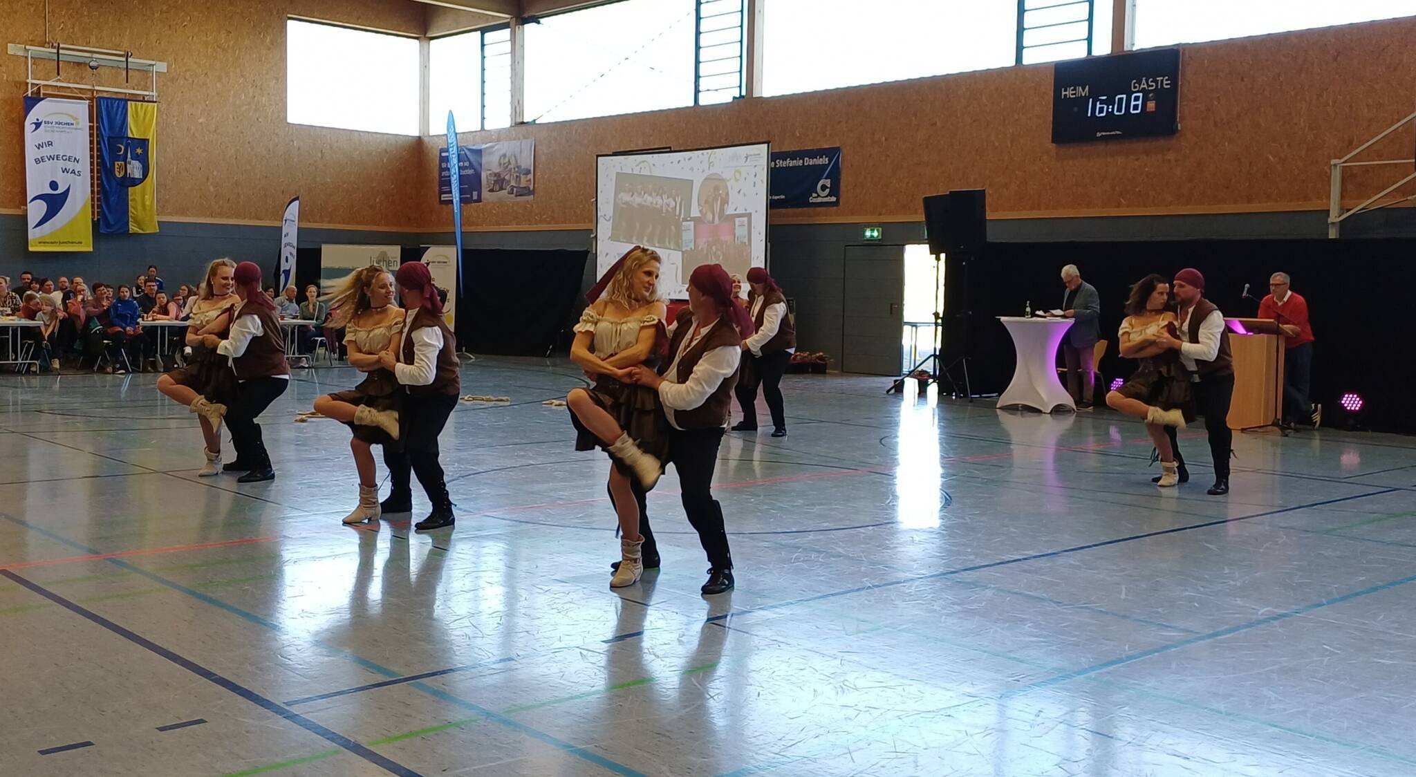  Die Discofox-Formation „Flashlights“ aus Brüggen. 