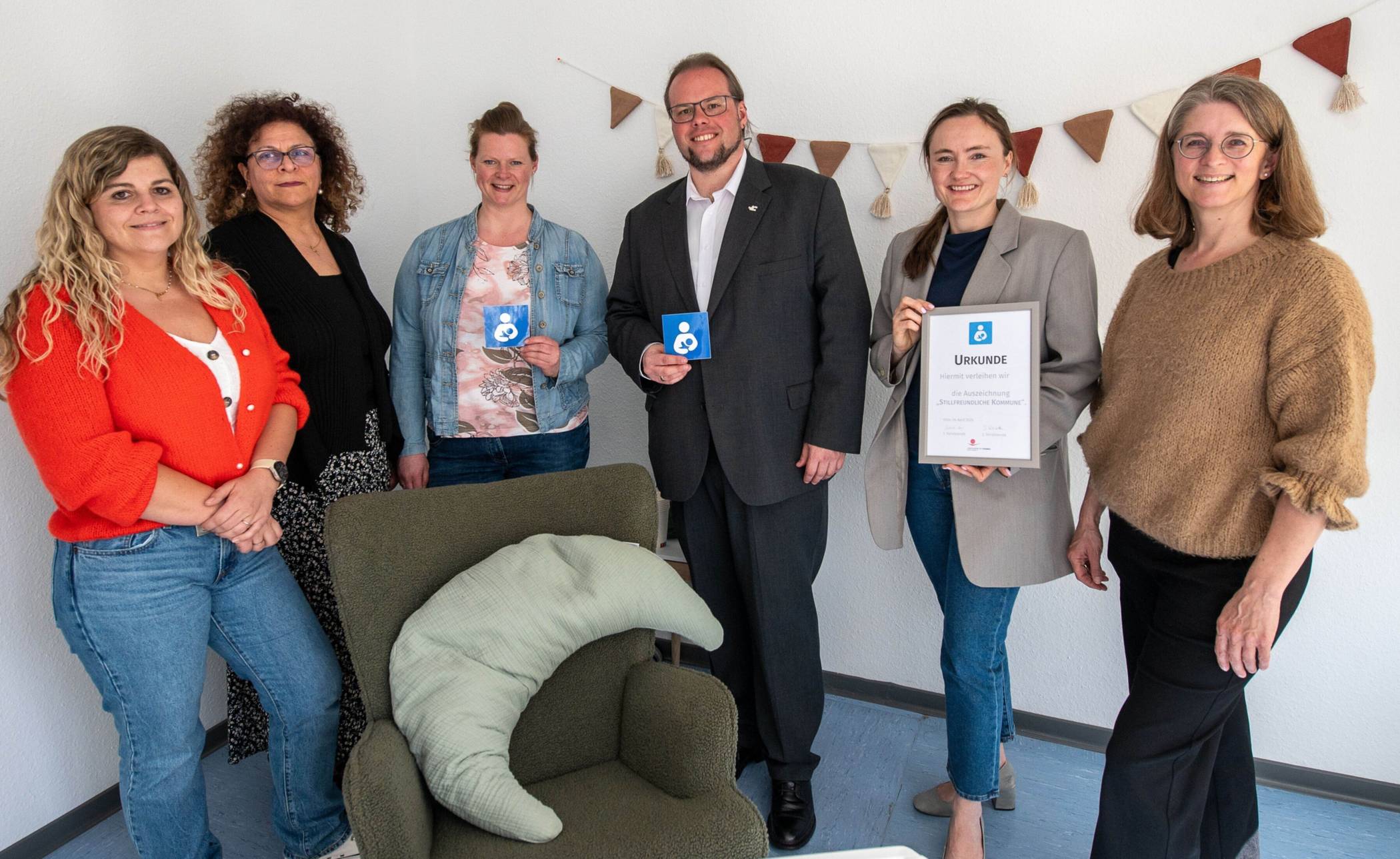  Nadine Broisch vom Kreis-Gesundheitsamt, Simion Schon, Lena Müller, Kreis-Dezernent Gregor Küpper, zweite Vize-Landrätin Christina Borggräfe und Susanne Huth eröffneten den Stillraum. 