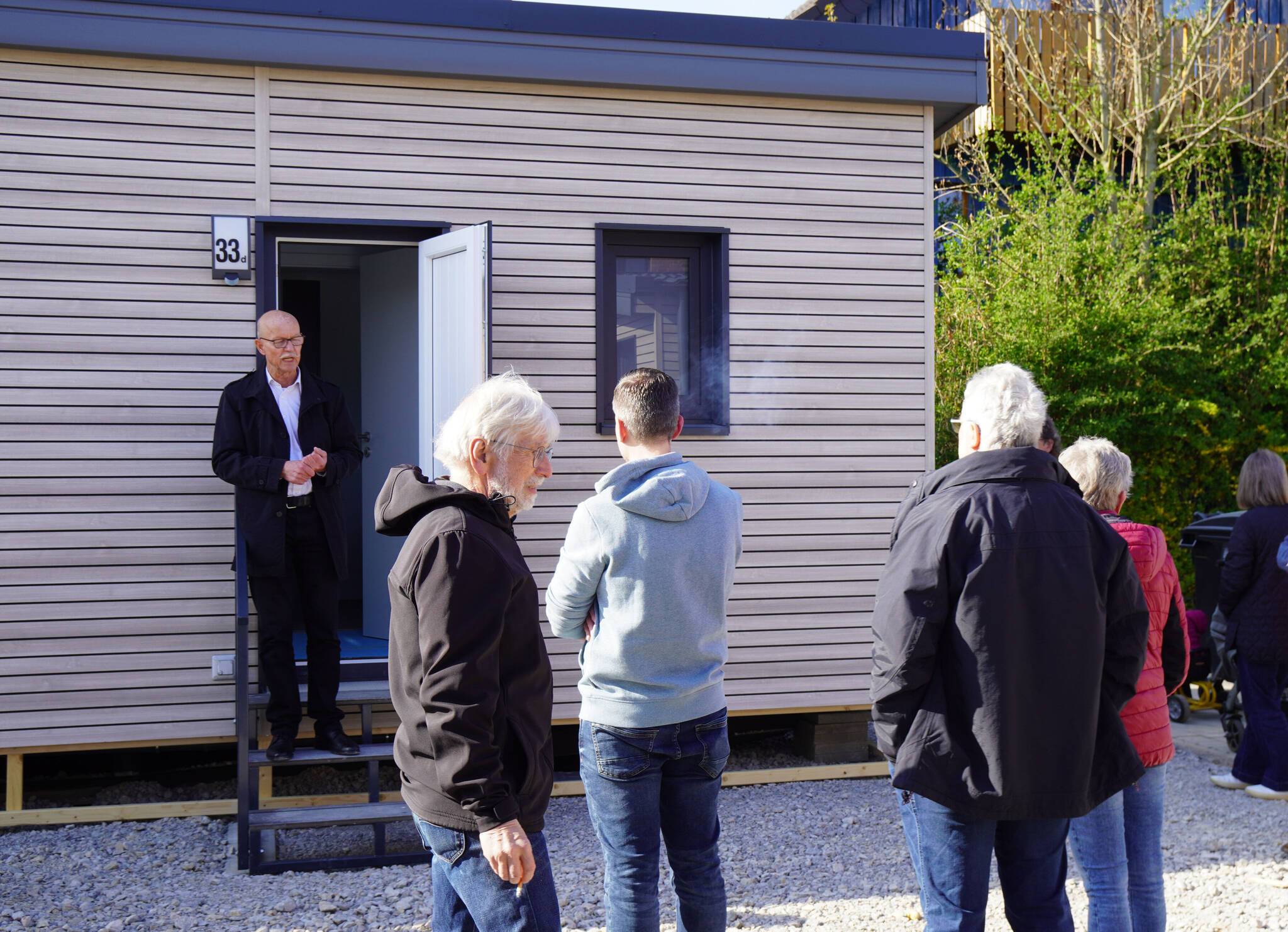 Bürgemeister Harald Zillkens begrüßte die Interessierten, die sich die Mobile Homes anschauten.