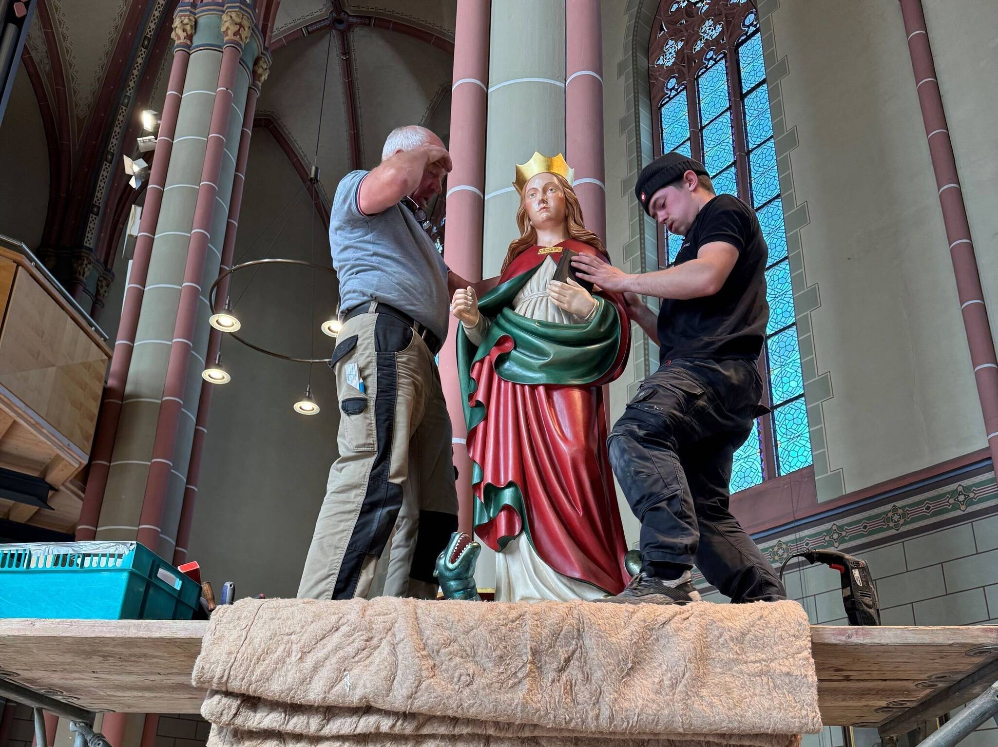 Tischlermeister Alfred Bischof, der auch die passenden Konsolen angefertigt hatte, brachte Hubertus und Margareta in Position.