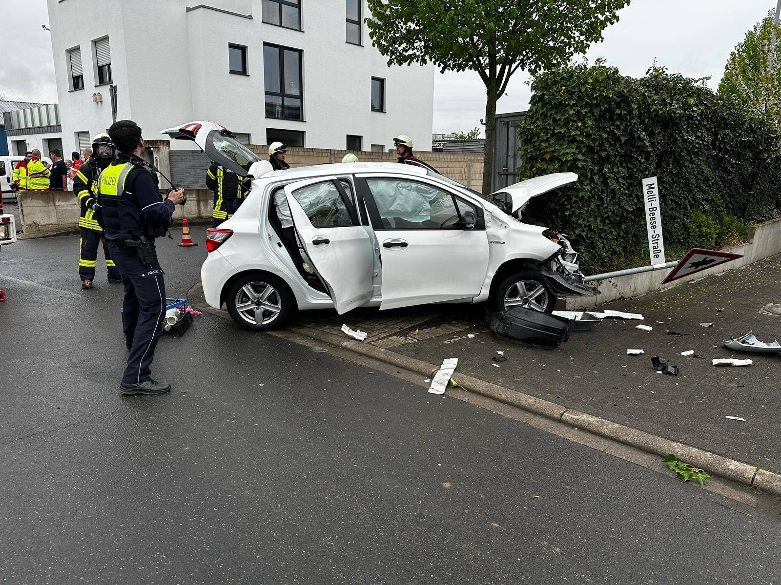 Vier Verletzte nach Unfall in Gewerbegebiet – auch 15-monatiges Kind musste ins Krankenhaus