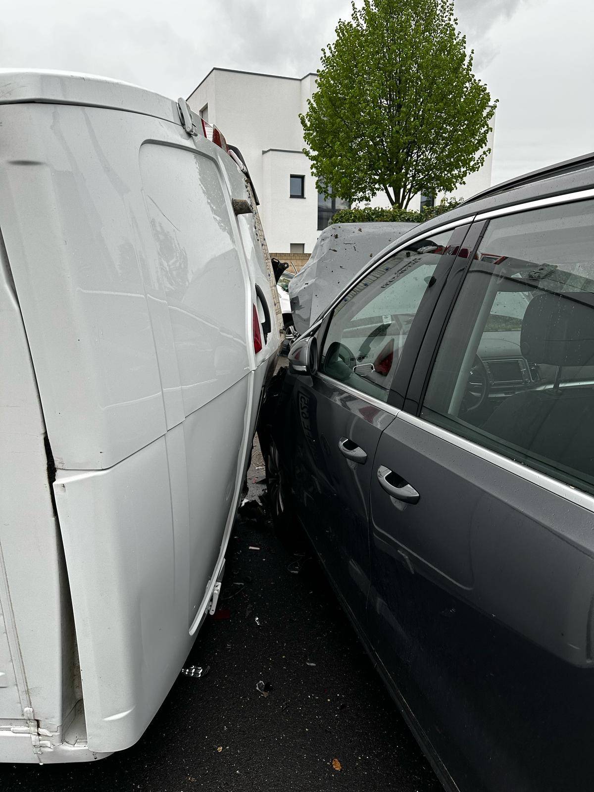 Vier Verletzte nach Unfall in Gewerbegebiet – auch 15-monatiges Kind musste ins Krankenhaus