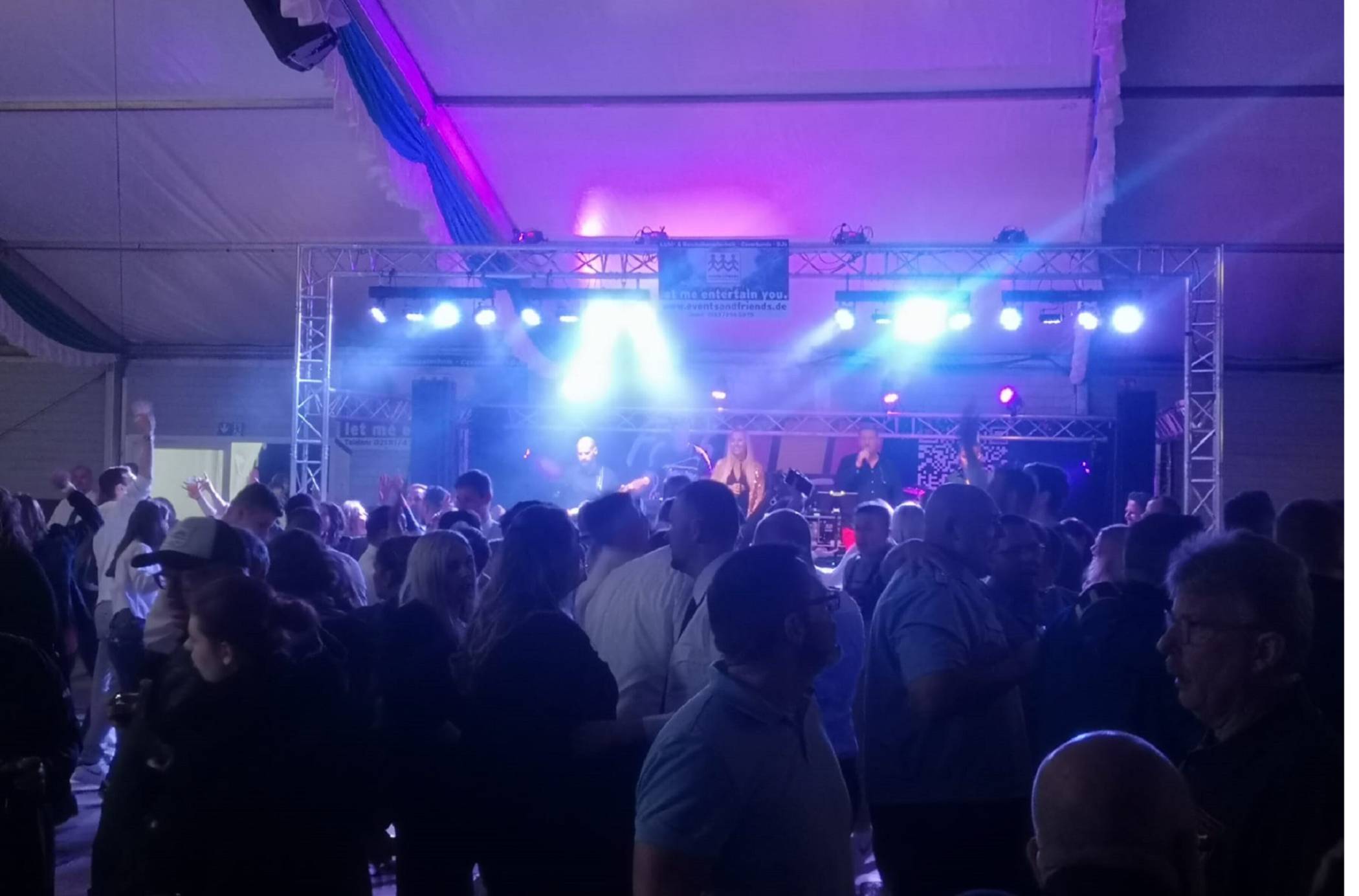 Im Festzelt herrscht immer beste Stimmung.  