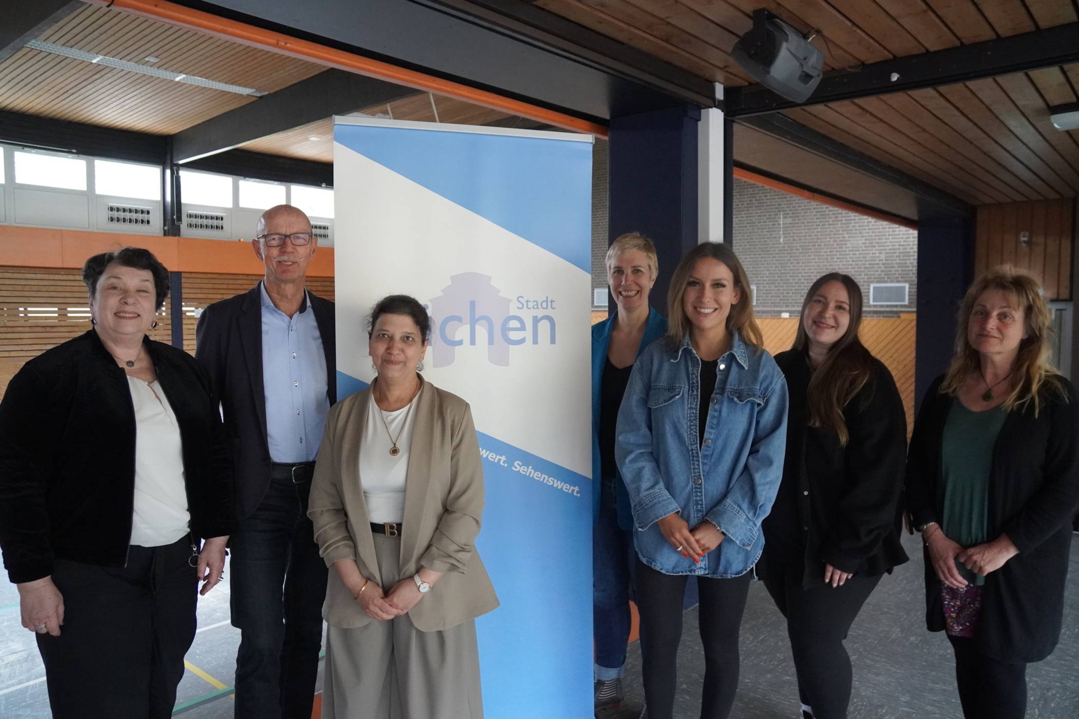  Von links: Elina Chernova vom Kin-Top Förderungszentrum, Bürgermeister Harald Zillikens, Enoschi Bulgadarain Begler vom Kin-Top Förderungszentrum, Dezernentin Annette Gratz, Nica Gebauer von der Marc Gebauer Lifestyle GmbH, Cerise Beermann von hoch³ und Ute Schwieren, Integrationsstelle.  