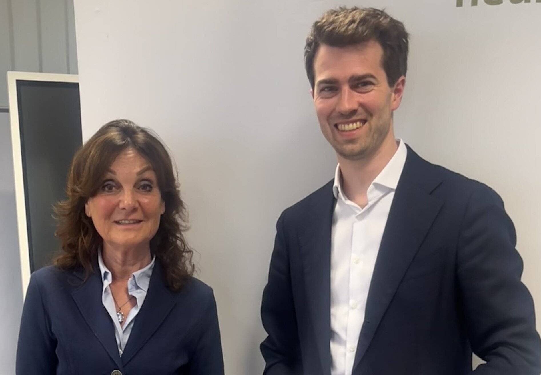  Der Abgeordnete mit Sabine Hustedt, der Geschäftsführerin des Jobcenters für den Rhein-Kreis. 