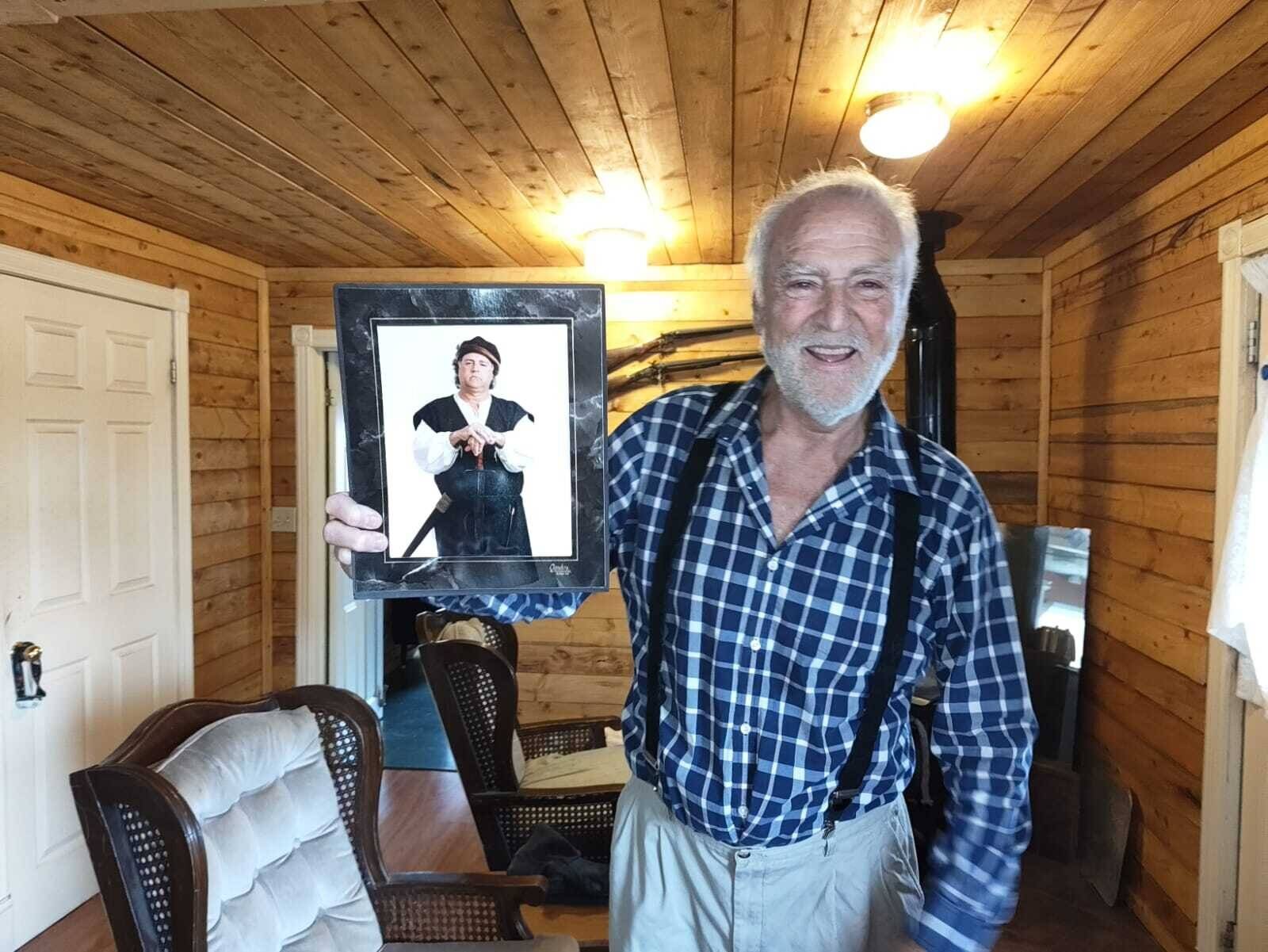 Stolz zeigte Mike Crimp Klaus Lüttgen ein Foto von sich, das ihn als Darsteller von John Gabot zeigt.