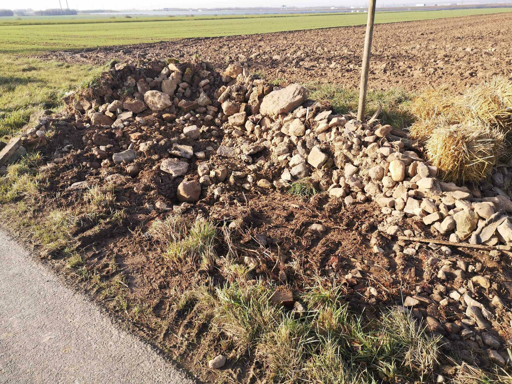  Der alte Steinschmätzer-Haufen wurde zerstört. 