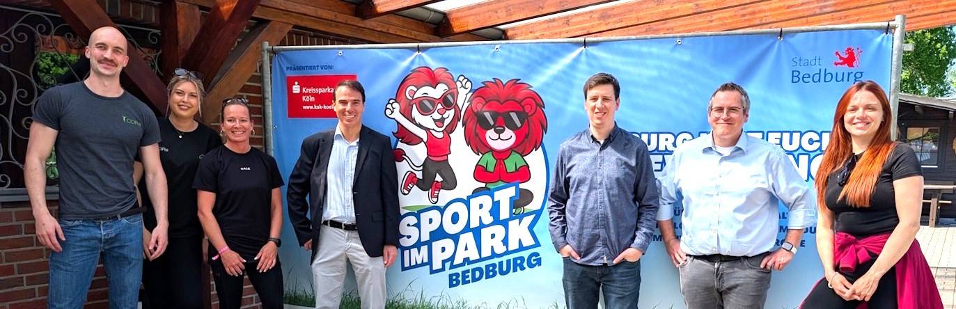  Bürgermeister Sascha Solbach (Zweiter von links) stellte das Bedburger Programm für „Sport im Park“ gemeinsam mit den Partnern vor. 
