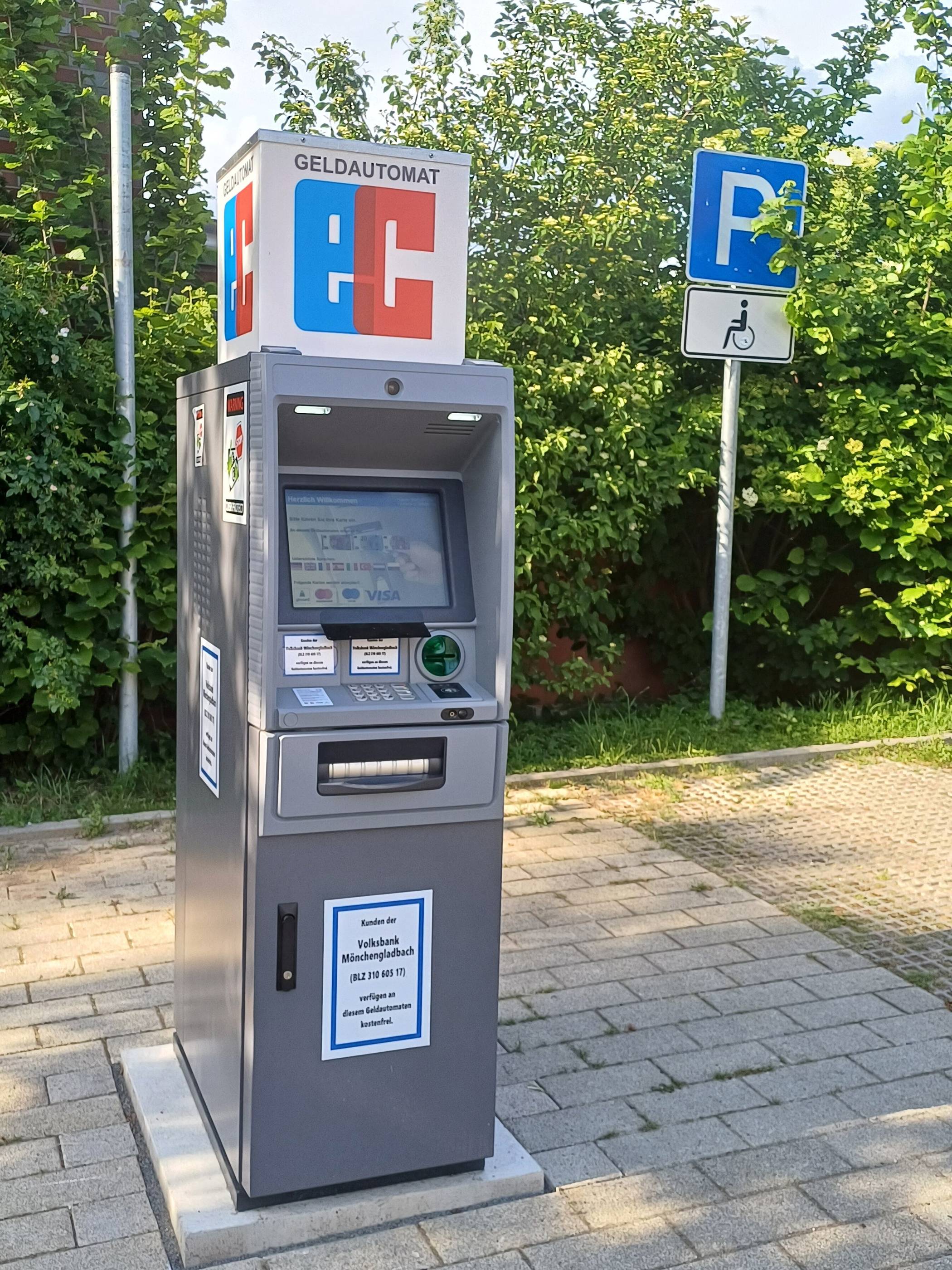 Am Adenauerplatz in Hochneukirch ist nun ein Geldautomat zu finden, der im Auftrag der Volksbank Mönchengladbach aufgestellt wurde. Dafür ist ein Behindertenparkplatz verlegt worden.