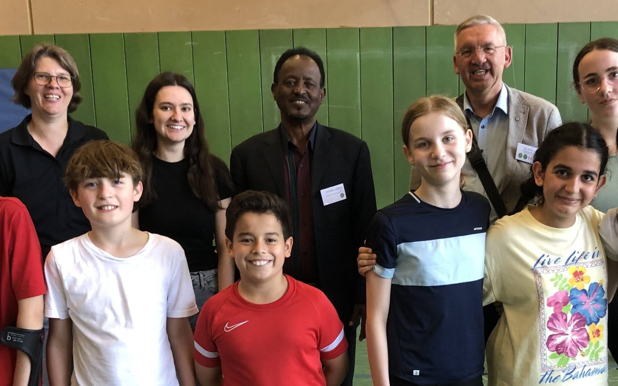  Die sieben Brieffreund-Schüler (von links) mit Carmen Behrens (Koordinatorin), Laura da Silva (Klassenlehrerin), Schulleiter Teklu Tafese und Pfarrer Jürgen Klein. Die handgeschriebenen Briefe werden eingescannt und per Mail nach Addis Abeba geschickt. Die Antwort wird mit viel Freude und Spannung erwartet. 