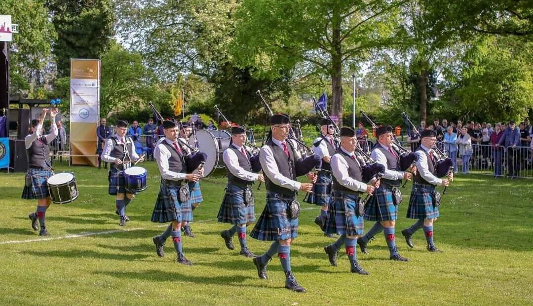 Die „Erft Aerea Pipes &amp; Drums“ wurden zwar in Wevelinghoven gegründet, treffen sich inzwischen aber zu ihren Proben in Sinsteden. Und deshalb machen sie auch wieder gerne beim dortigen Dorffest mit. In der kommenden Ausgabe des Magazins „Mein Rommerskirchen“ werden sie ausführlich vorgestellt.