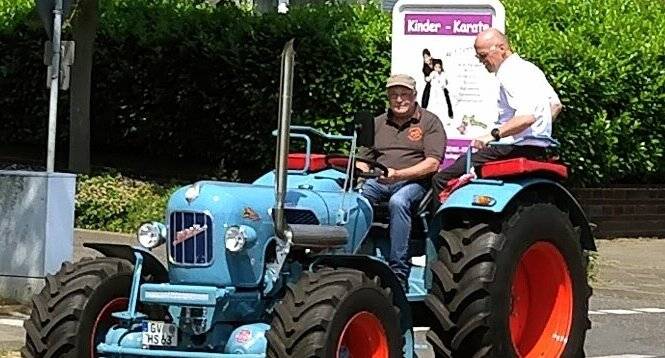  Einer der Höhepunkte dürfte wieder die große Tour durchs Doppeldorf sein. 
