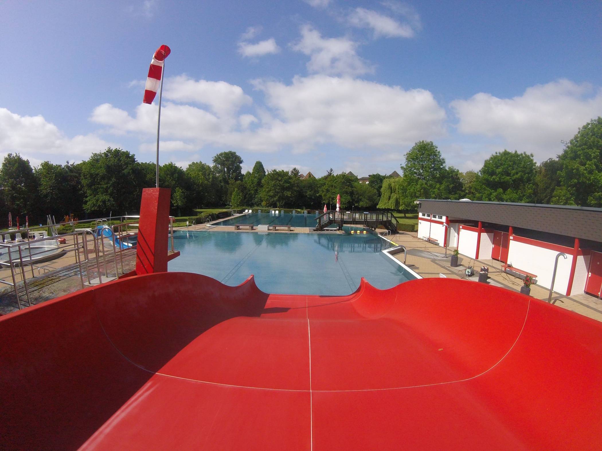Das Bedburger Freibad präsentiert sich zur neuen Saison in frischem Glanz, mit stabilen Preisen und zahlreichen Events