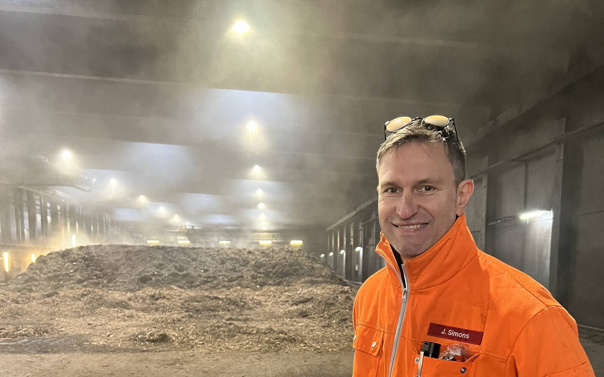Betriebsleiter Dr. Jürgen Simons berichtet, dass in der Kompostierungsanlage jährlich rund 25 000 Tonnen hochwertiger Kompost produziert werden.