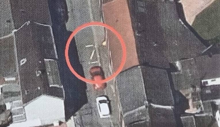 Das besagte „Z“ vor dem Haus von Familie Winkler. Seit es diese Sperrfläche nicht mehr gibt (beziehungsweise seit es nach der Fahrbahnerneuerung eine falsch platzierte Sperrfläche gibt), ist dort eine Engstelle entstanden. 