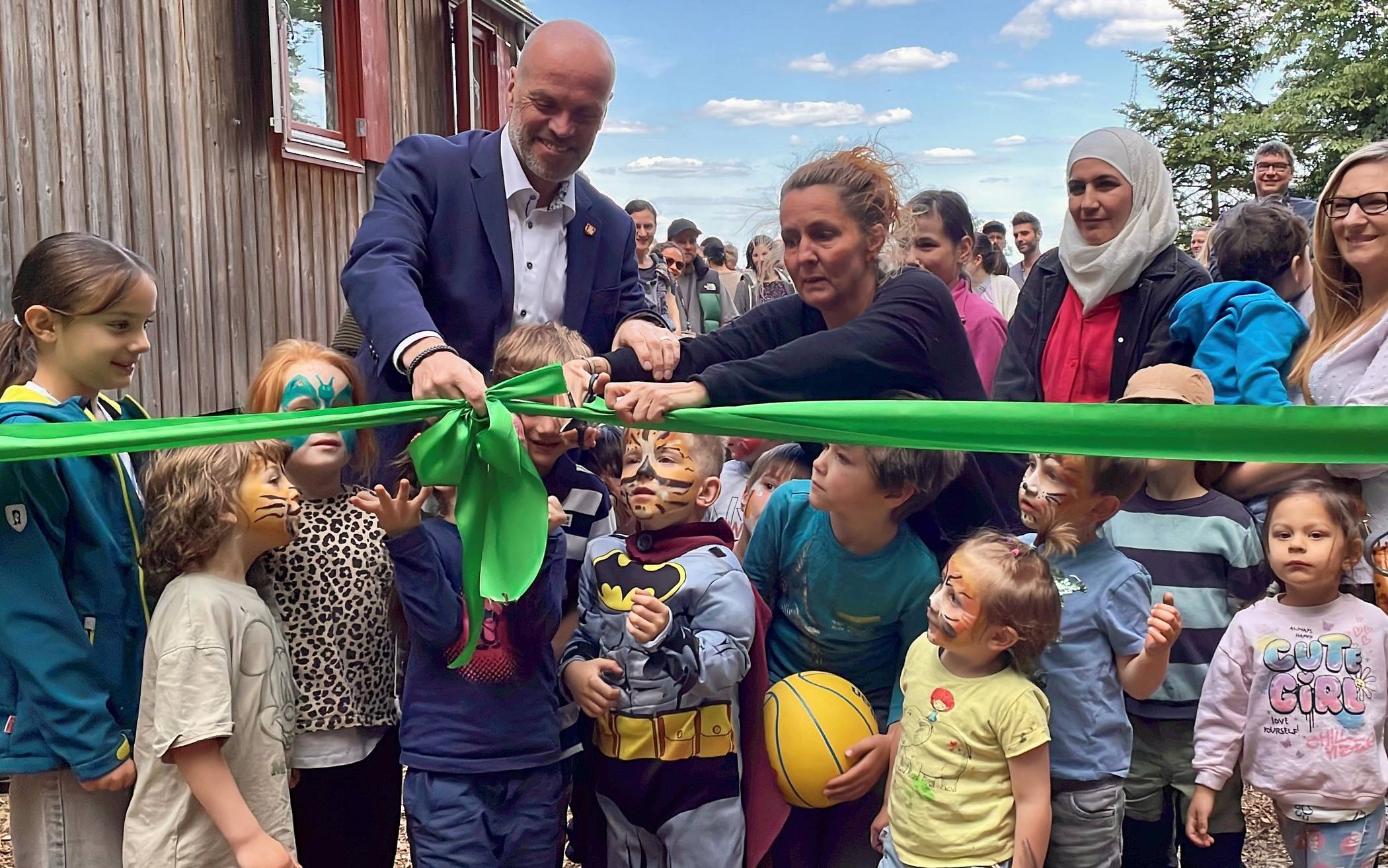  Den Umzug des Waldkindergartens feierte der Bürgermeister, die Chefin des Jugendhilfe-Ausschusses wurde nicht eingeladen. 