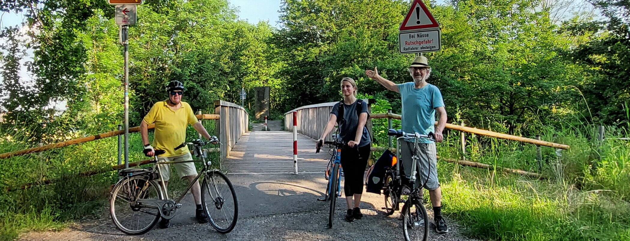 Eine hölzerne Brücke über die Erft führt auf den Strategischen Bahndamm.