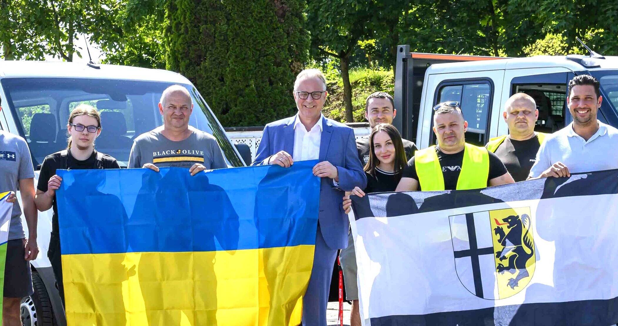  Kreisdirektor Dirk Brügge (Sechster von rechts) und Thiago de Carvalho Zakrzewski (rechts) sind zusammen mit den Unterstützern des Vorhabens erleichtert, dass Hilfspakete auf den Weg gebracht werden konnten. 