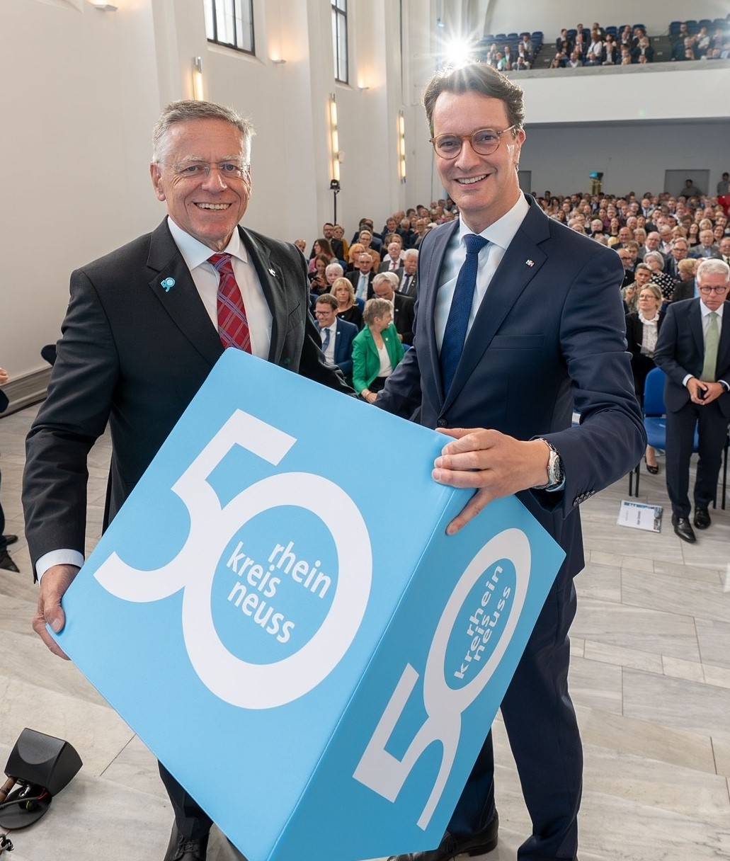  Landrat Hans-Jürgen Petrauschke (links) und Ministerpräsident Hendrik Wüst beim Festakt zum Kreis-Jubiläum im Neusser Zeughaus. 