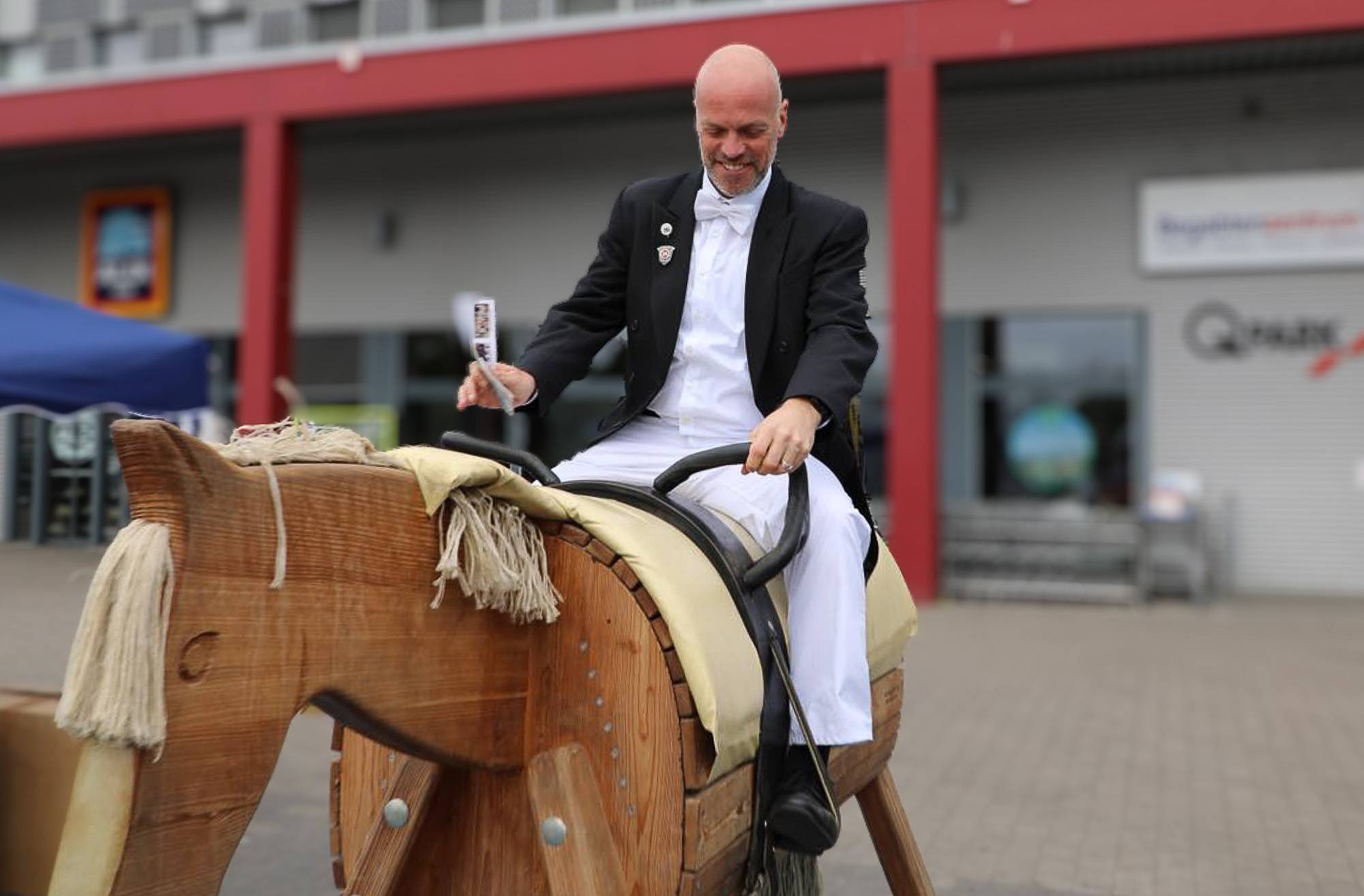 Bürgermeister Klaus Krützen testet „Otto“.