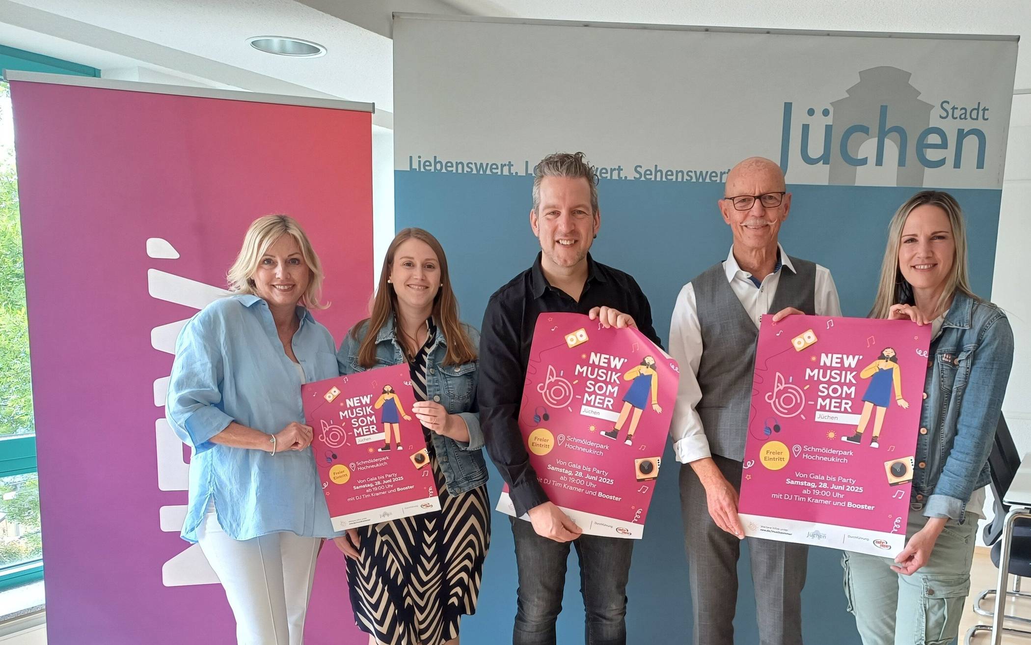 Von links: Sara Gabriel (NEW AG), Anette Hacks (Stadt Jüchen), Booster-Sänger René Pütz (Booster), Bürgermeister Harald Zillikens und Booster-Sängerin Chris Schmitt.  