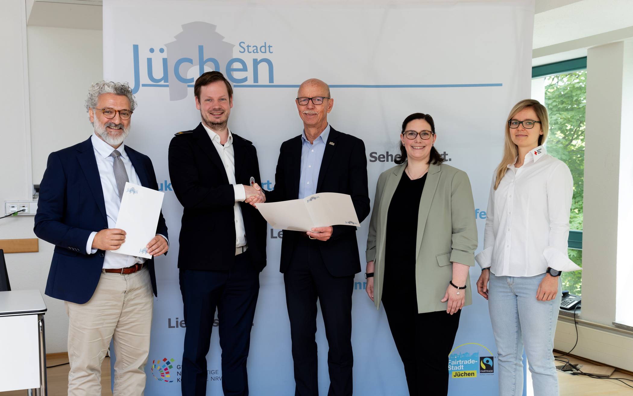  Von links: Hakan Ören, Dirk Skalla, Harald Zillikens, Kristina Hellendahl und Janine Kreitz bei der Unterzeichnung des Kooperationsvertrags. 