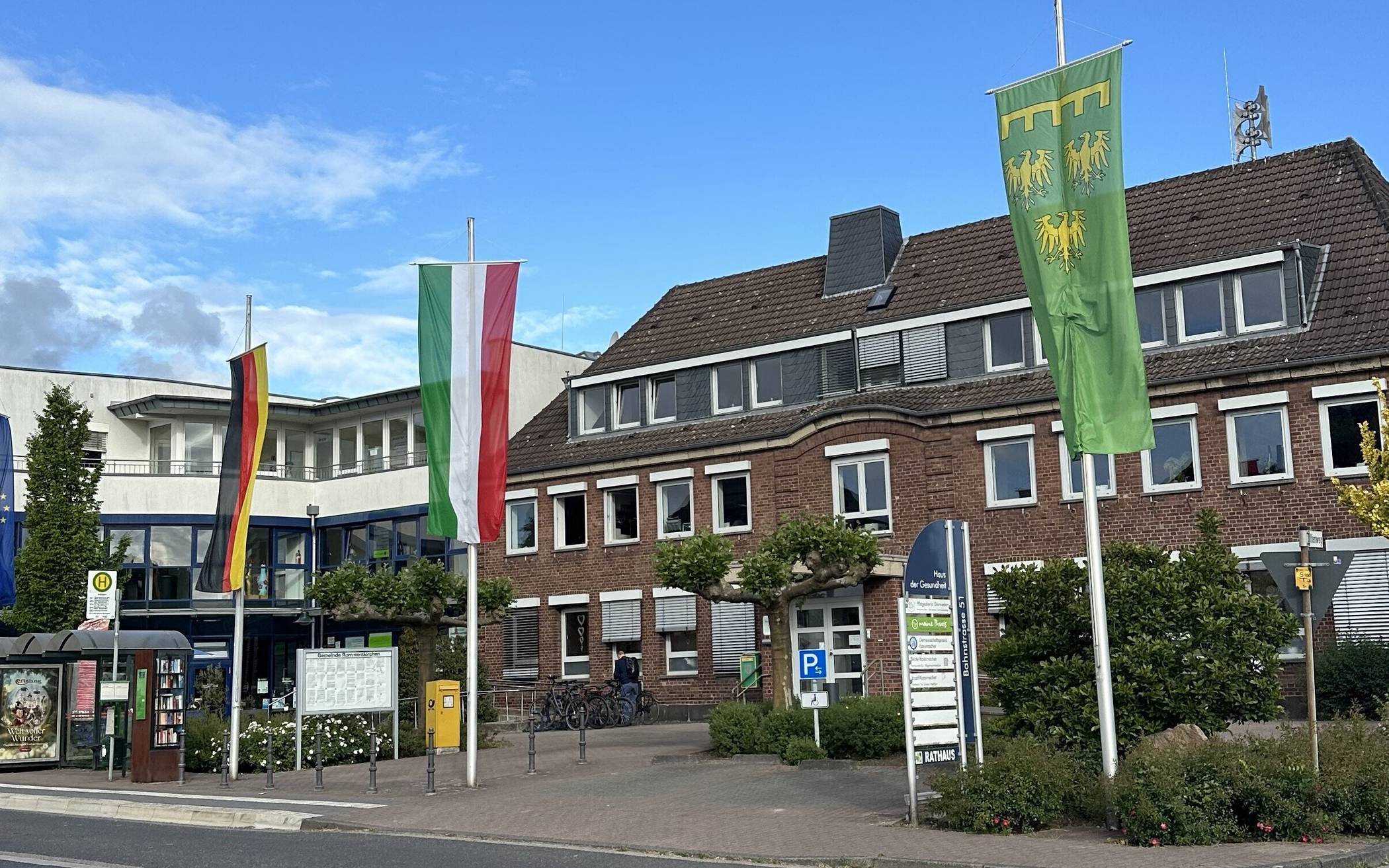 Das Rathaus in Rommerskirchen, beflaggt.