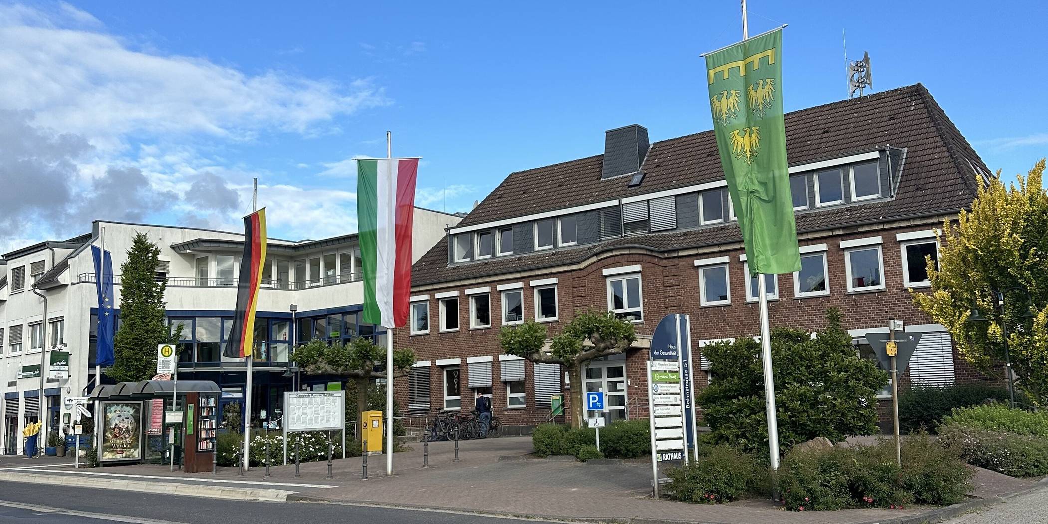  Das Rathaus in Rommerskirchen, beflaggt. 