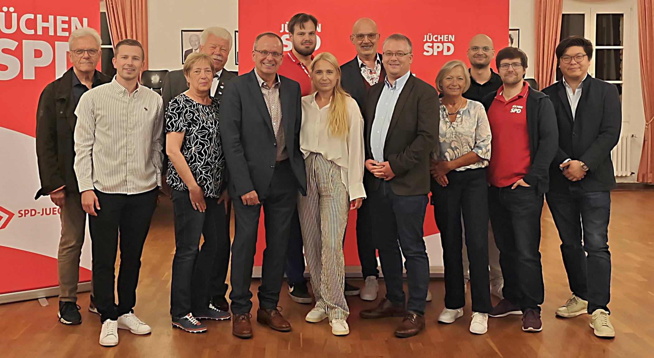 Der neu gewählte Vorstand des SPD-Ortsvereins mit der Doppelspitze Norbert John und Anna Aretz (vorne Mitte), rechts neben ihnen der SPD-Bürgermeisterkandidat Philipp Sieben.    