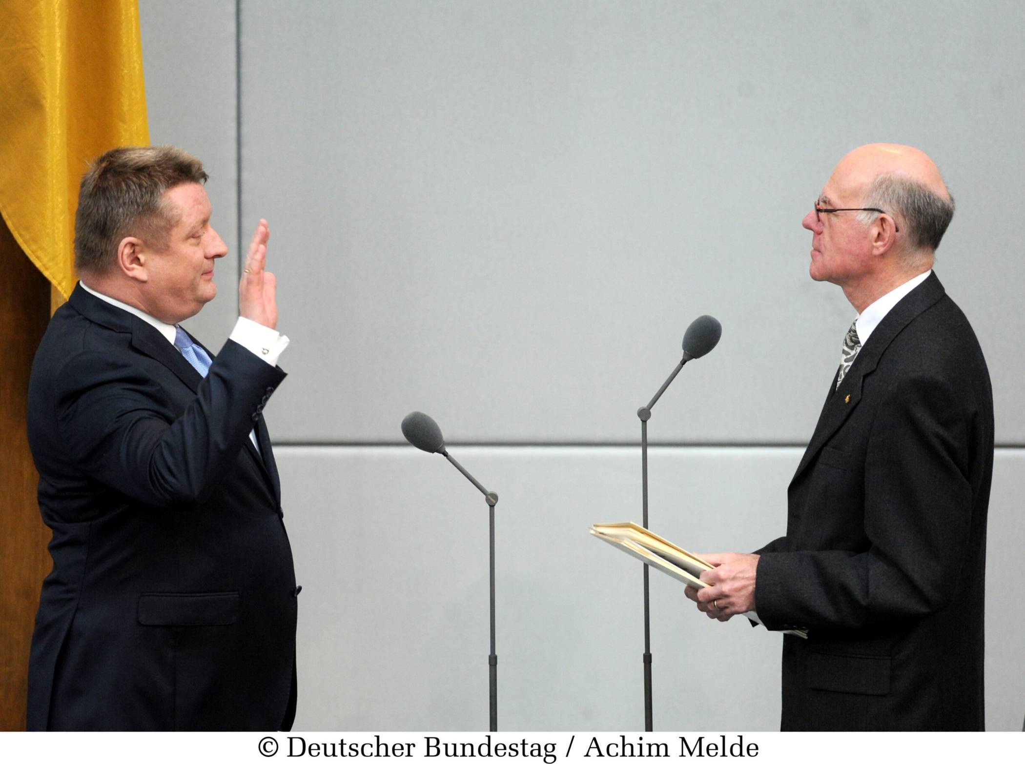  Ein feierlicher Momemt: Hermann Gröhes Vereidigung durch den ehemaligen Bundestagspräsidenten Norbert Lammert.  