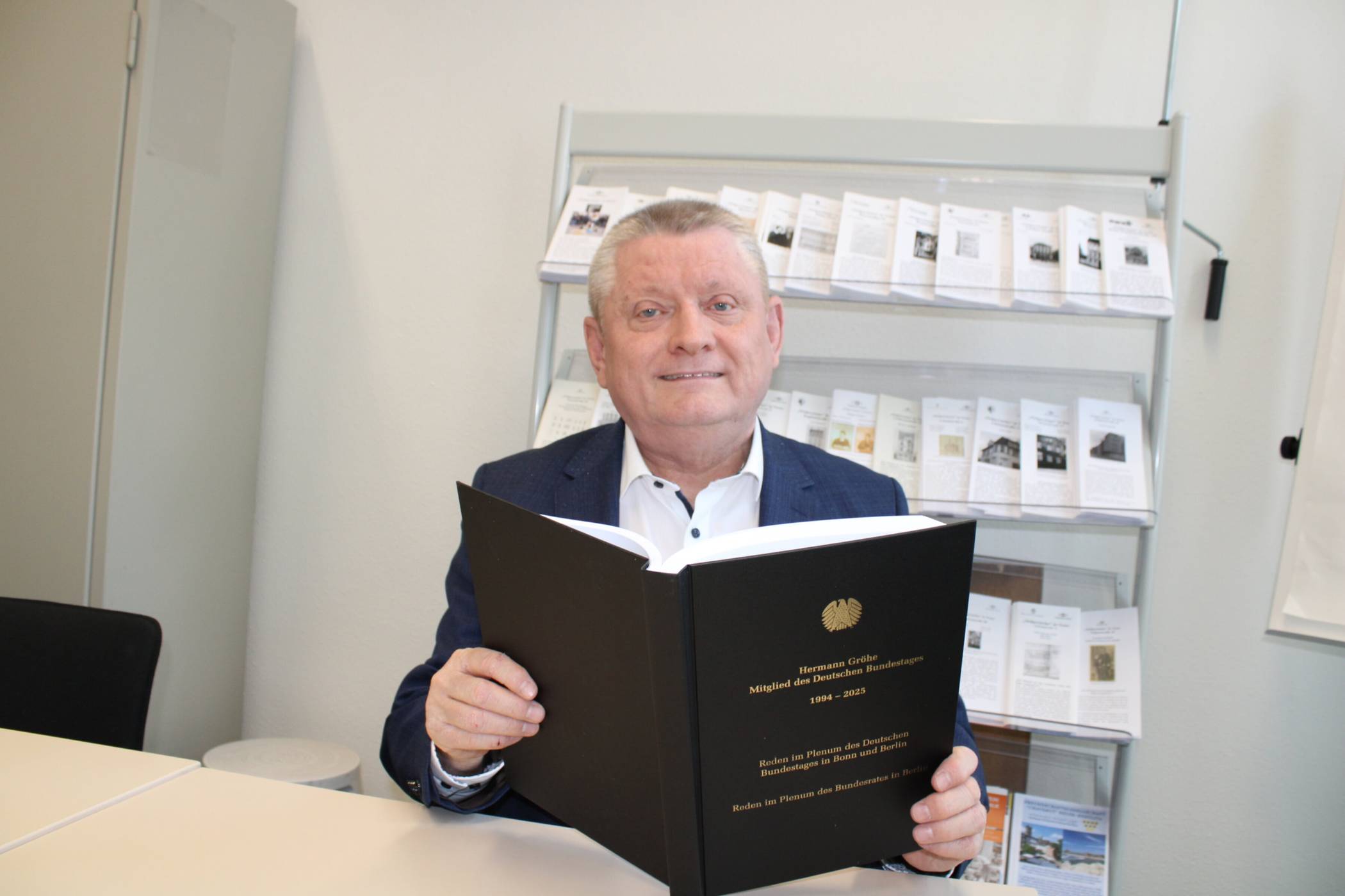 Eine gebundene Sammlung seiner im Bundestag und -rat gehaltenen Reden hat er dem Neusser Stadtarchiv vermacht.  Foto: Rolf Retzlaff