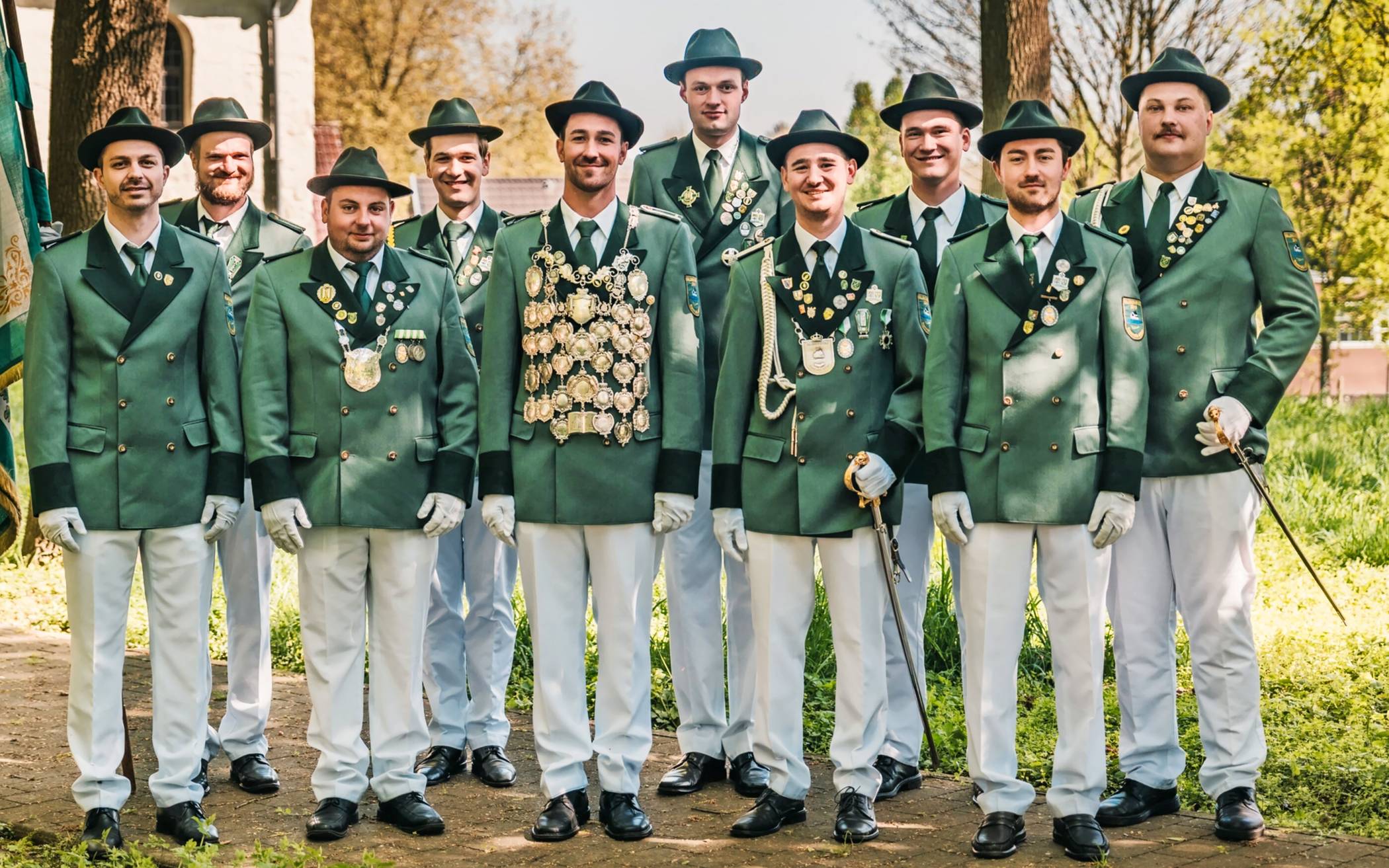 Schon bei der Gründung beschlossen die Männer vom Gillbach Stolz: In zehn Jahren stellen wir das Königspaar (Foto links oben).  