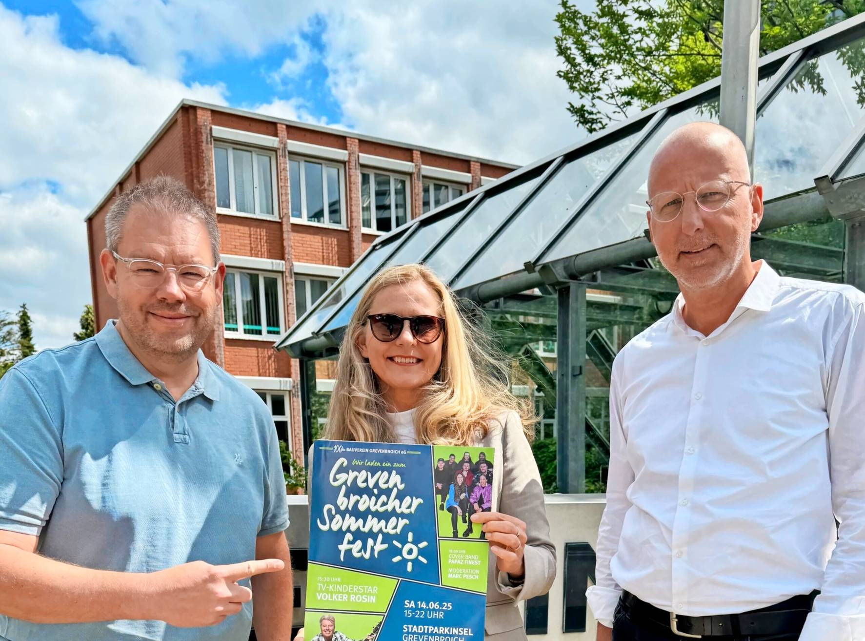 Die beiden Bauvereins-Vorstände Petra Heller und Sven Möller zusammen mit Party-Macher Marc Pesch. Links: Volker Rosin bei einem früheren Auftritt auf dem Marktplatz.  