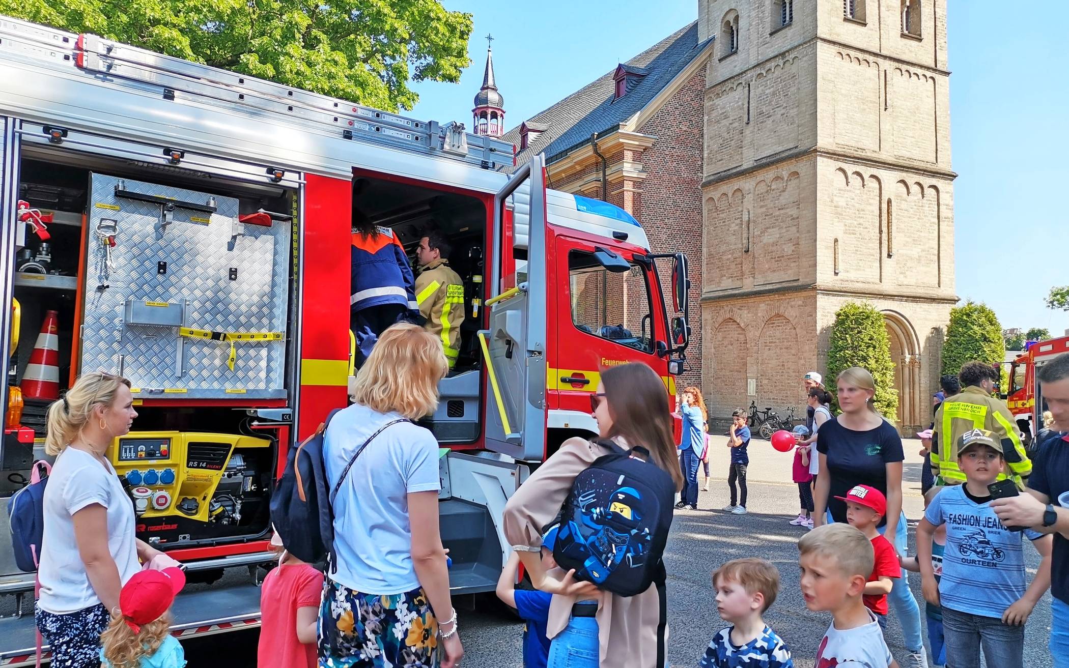 Auch in diesem Jahr ist die Feuerwehr mit dabei. Ein jeder kann sich im Halten eines Löschschlauchs üben.  