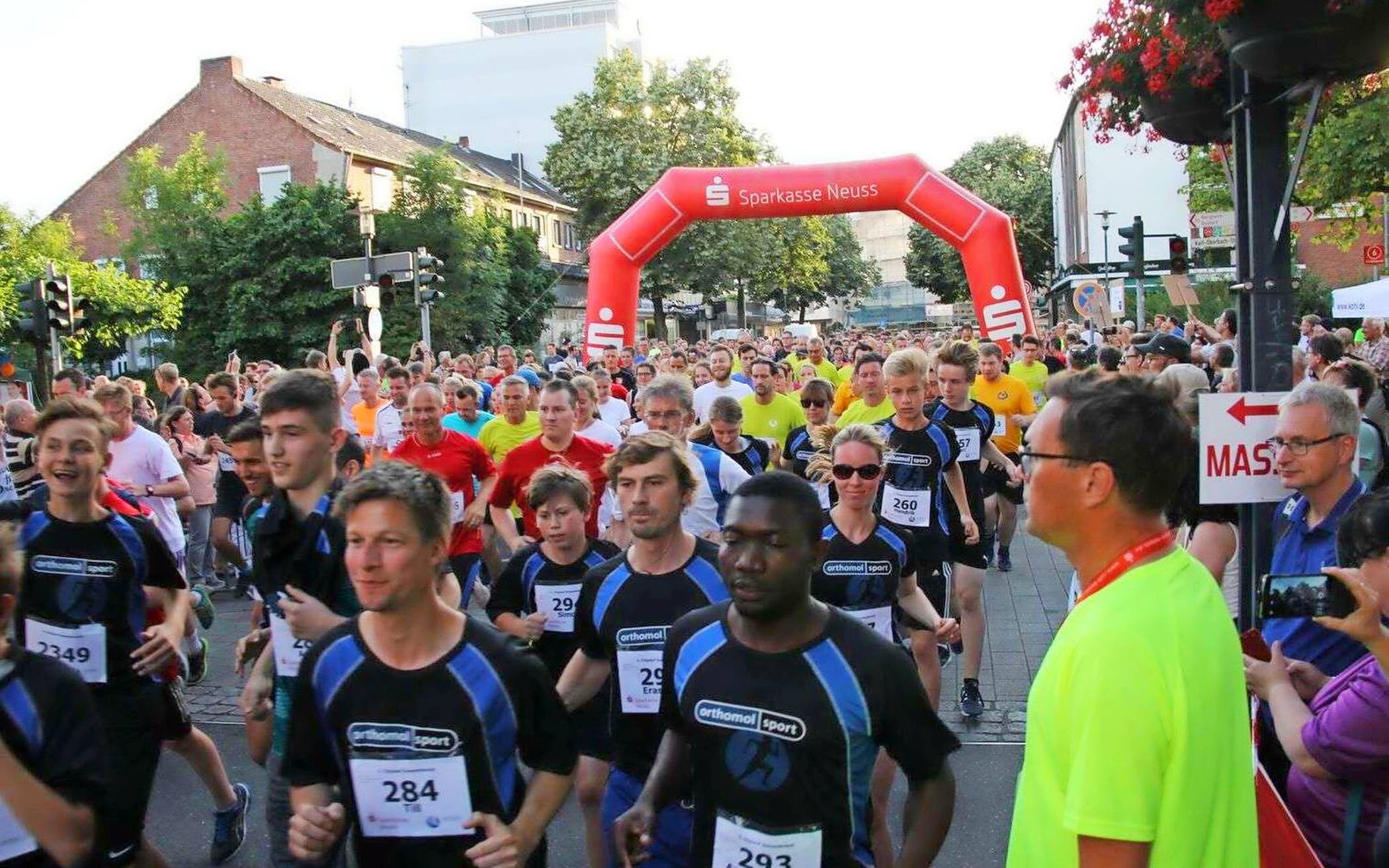 Zu den Bildern rechts: Im vergangenen Jahr waren schon viele Läufer am Start, als zum Grevenbroicher „City-Lauf“ gerufen wurde. In diesem Jahr ist die Zielzahl 2.500 Starter. Ob es gar mehr werden – noch kann man sich melden.