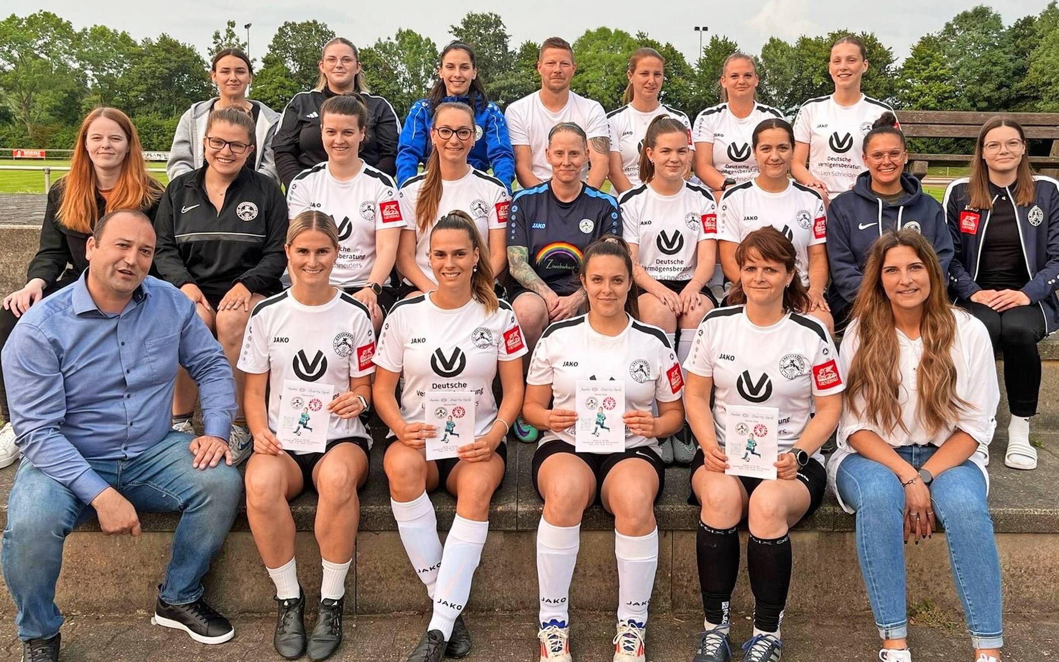  Die Damen-Mannschaft des FC Süd (links) freut sich auf ihren großen Einsatz. Gleiches gilt für den „Lesehund“ der „Johanniter“, der am Samstag vor Ort sein. 