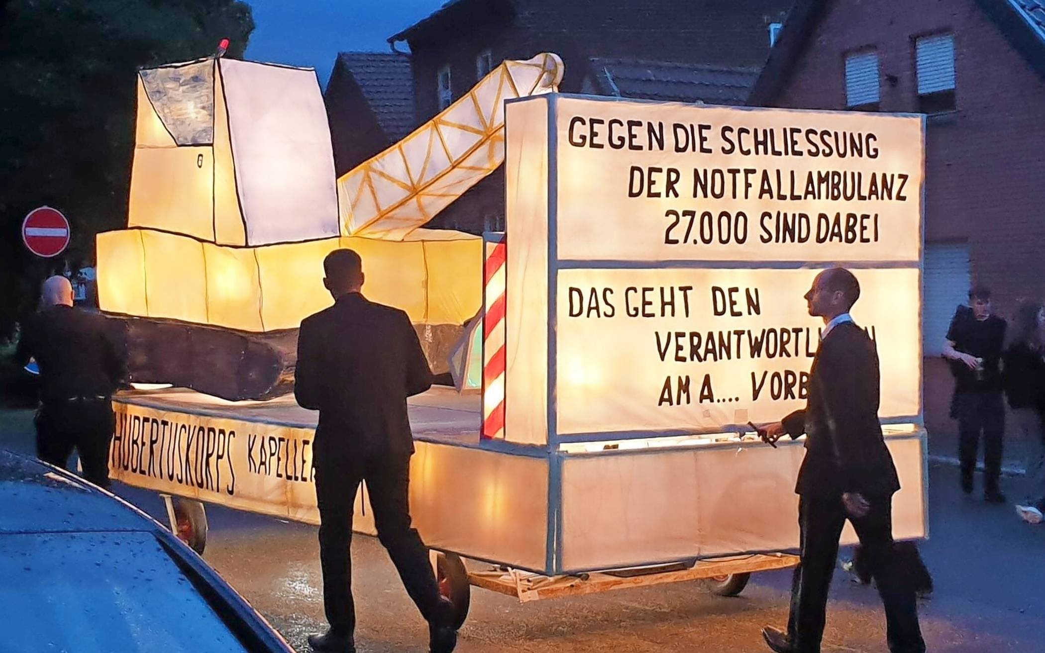 Zwei Großfackeln im tollen Fackelzug des