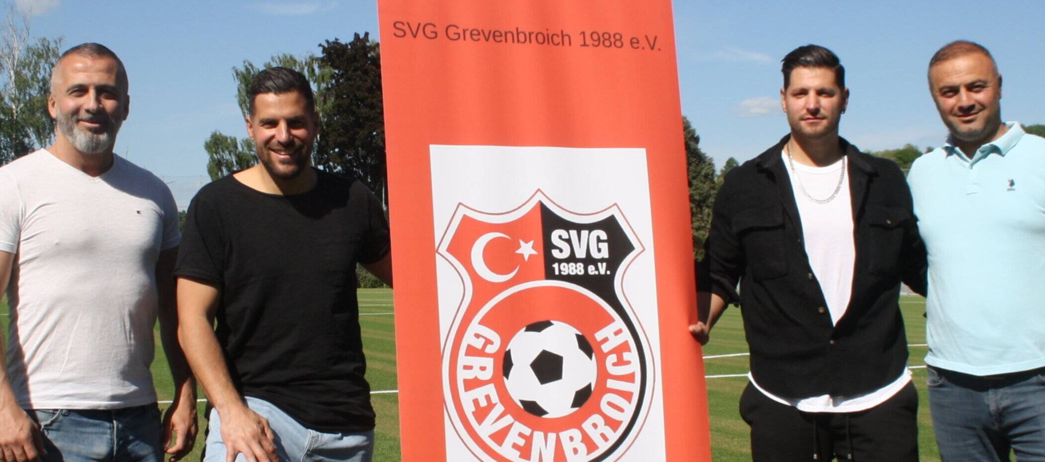  Murat Aydin, Suat Ekren, Adil Ekren und Hüseyin Yildirim (von links) mit dem SVG Grevenbroich-Logo – „Jetzt oder nie!“.   